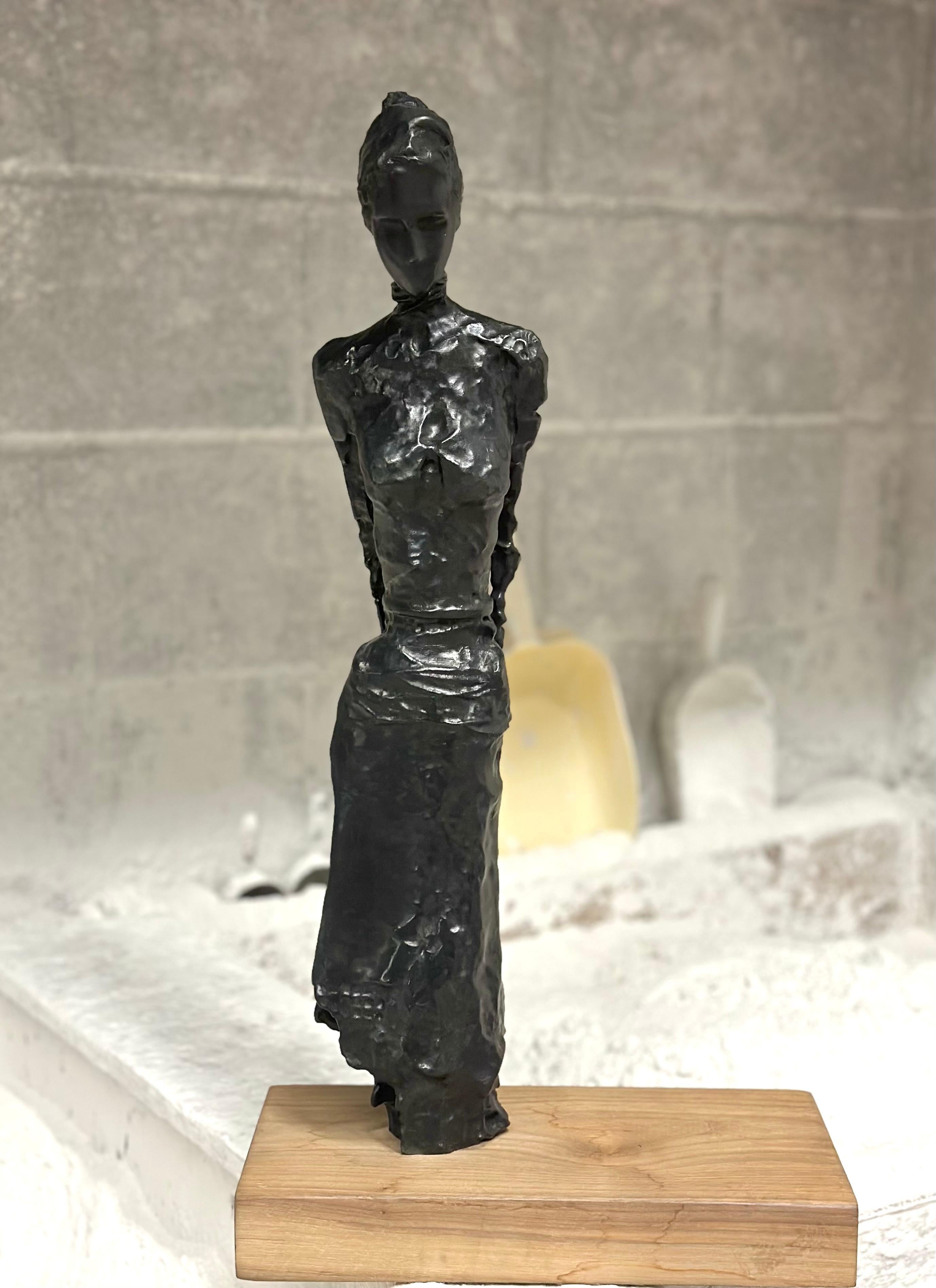 Woman Walking Woman (Bust Ebene) - Sculpture de Anne de Villeméjane