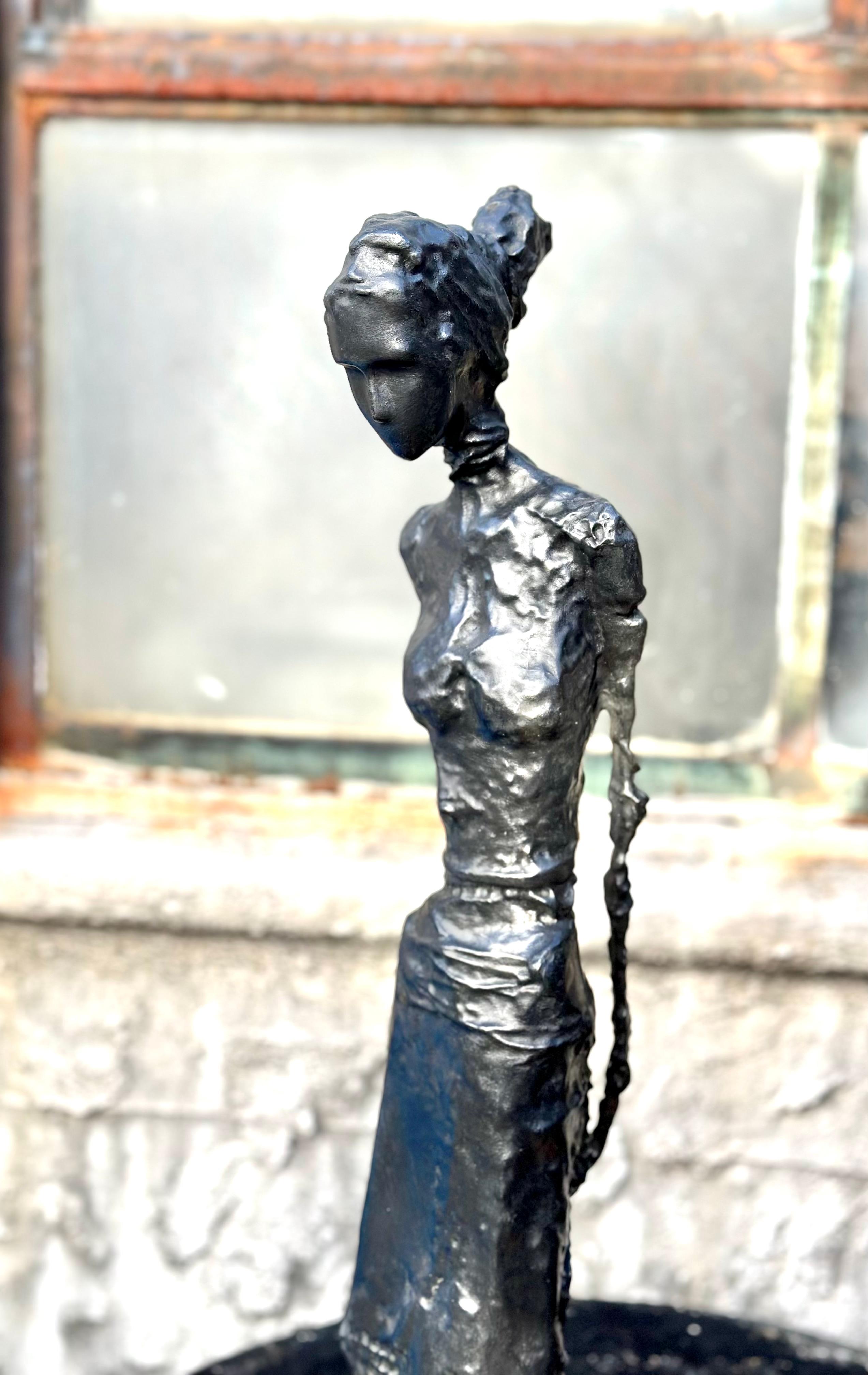 Woman Walking Woman (Bust Ebene) - Contemporain Sculpture par Anne de Villeméjane