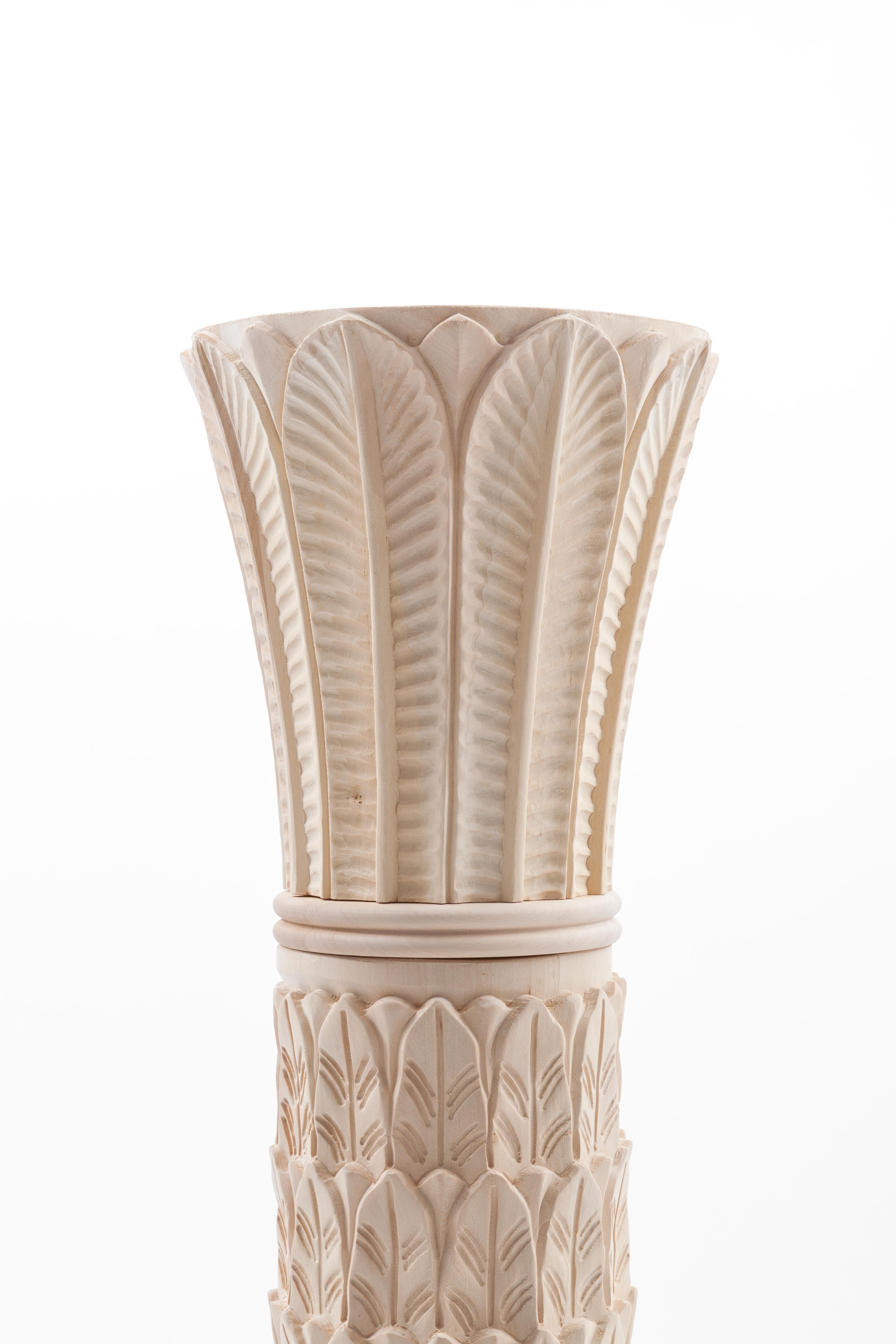 La colonne Anne est notre tentative de réunir le travail moderne et l'artisanat traditionnel.
Il est fabriqué en Italie en bois de tilleul naturel et entièrement fini à la main, ce qui fait qu'il n'y a pas deux pièces identiques. 
Nous nous