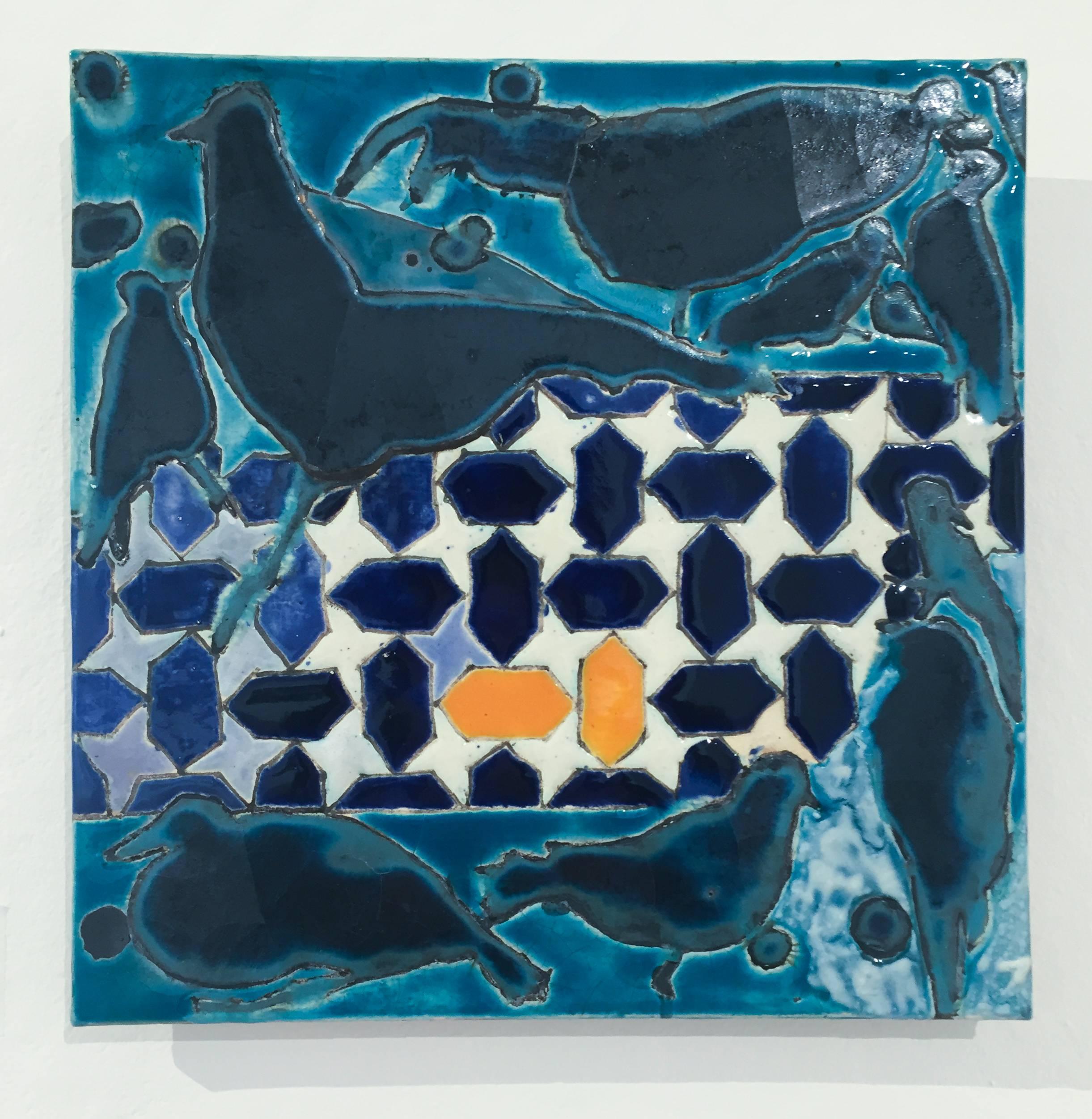 Abstrakte Keramik-Wandskulptur auf einer Platte mit schwarzen Vögeln und blauen und blaugrünen Mosaikfliesen
13 x 13 Zoll
Steingut, keramische Glasuren auf Platte

Diese zeitgenössische hängende Keramikfliese wurde von der Künstlerin Anne Francey