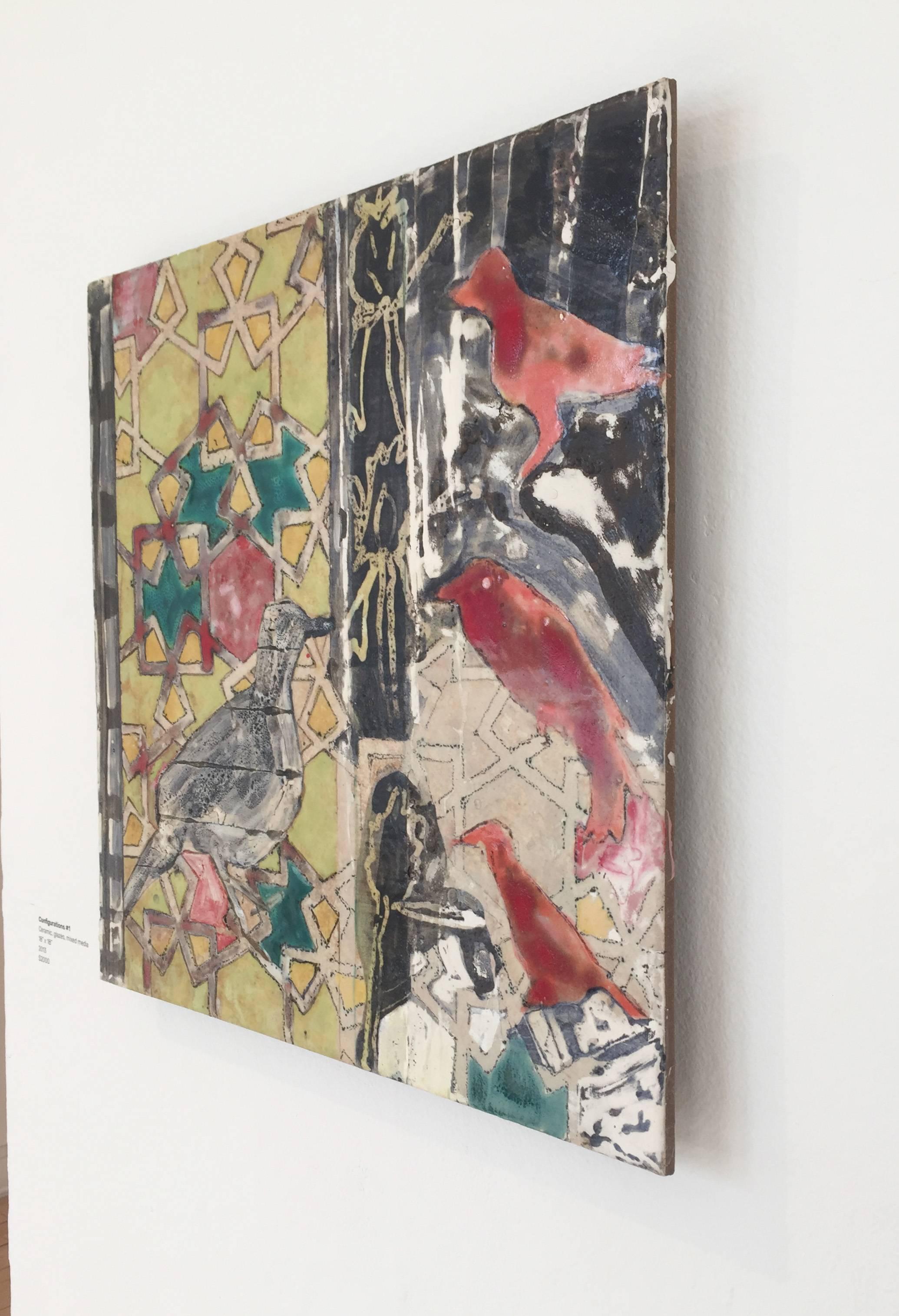 Zeitgenössisches abstraktes Keramikfliesengemälde auf einer Tafel mit roten Vögeln und tealfarbenem Mosaikdesign vor einem lindgrünen, schwarzen und beigen Hintergrund. 
18 x 18 x 1 Zoll
Steingut, keramische Glasuren auf Platte

Diese einzigartige