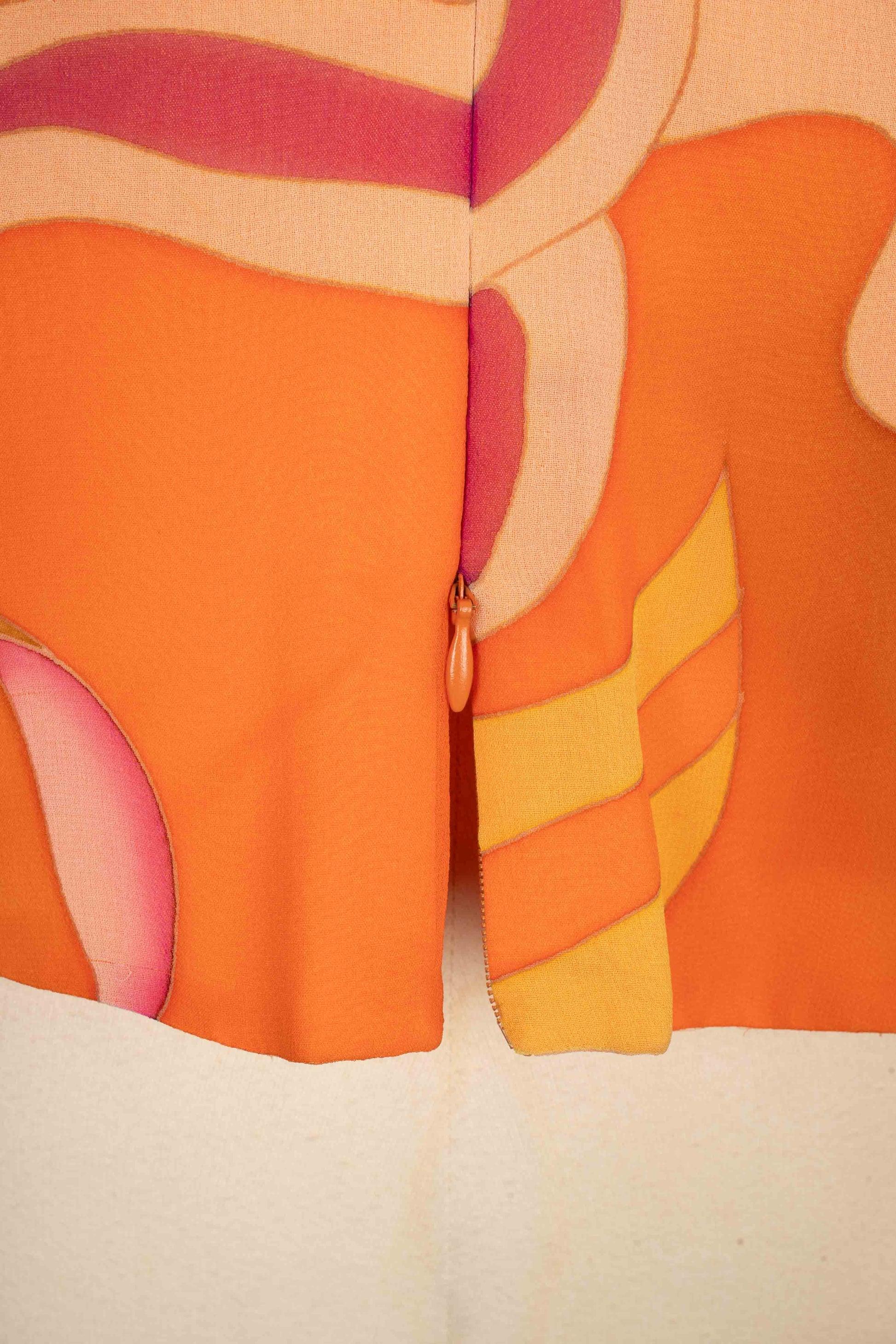 Anne French Conjunto de crepé Couture en tonos rosa y naranja en venta 5