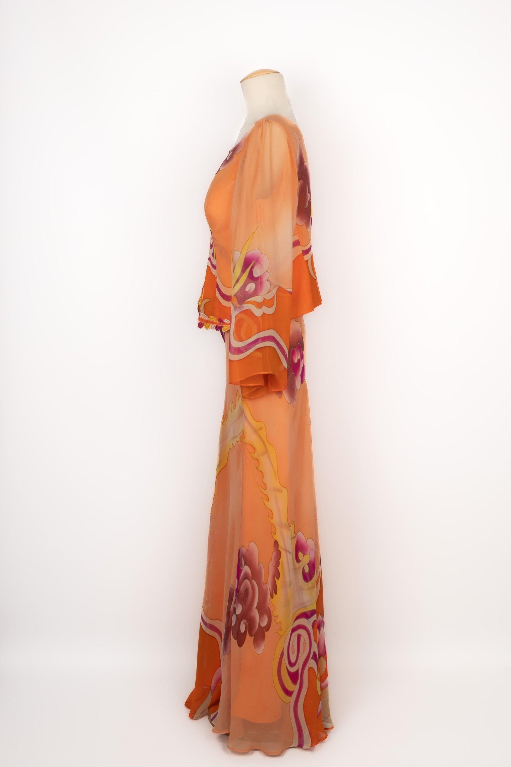 Anne French-Conjunto de crepé en tonos rosas y naranjas bordado con perlitas, compuesto por una blusa y una falda. No se indica la talla, se ajusta a una 40FR.

Más información:
Estado: Muy buen estado
Dimensiones: Top: Anchura de los hombros: 37 cm