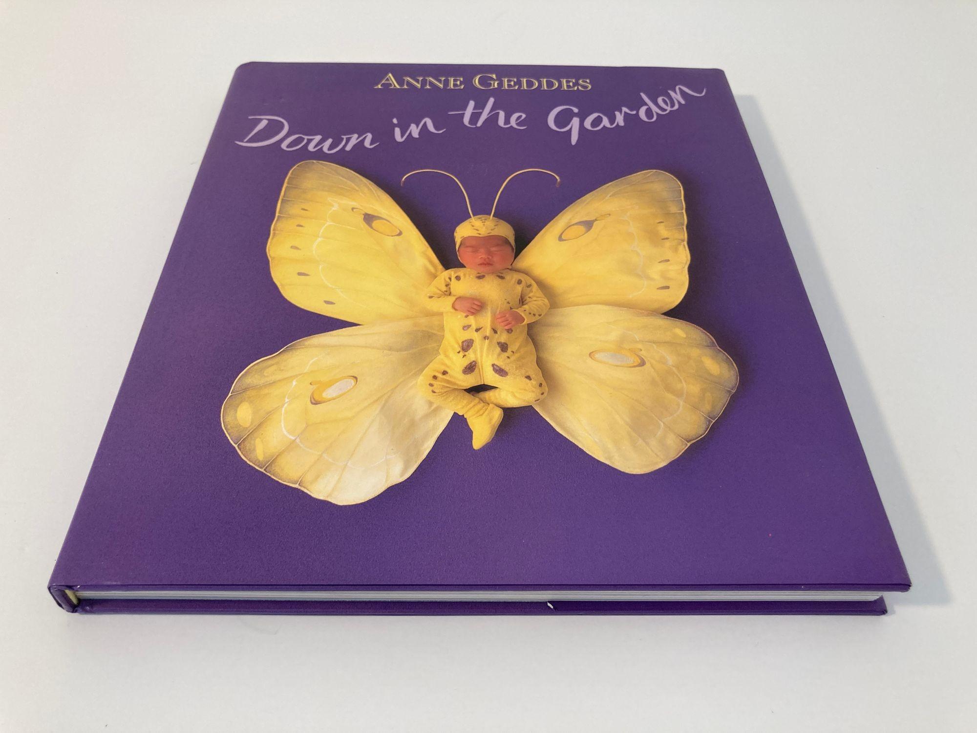 Anne Geddes Down in The Garden Hardcover 1996.
Anne Geddes DOWN IN THE GARDEN large hardcover coffee table book with dust jacket.
Synopsis:
Presents a collection of photographs featuring babies costumed to resemble creatures and plants found in the