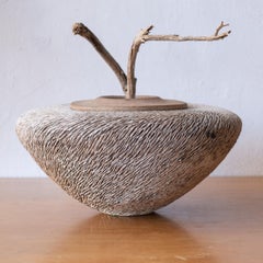 Jarrón escultural de gres de Anne Goldman con forma de roca rugosa