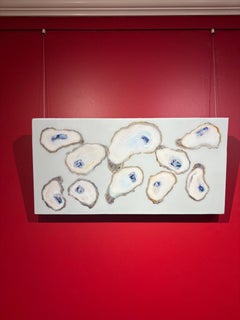 "10 Austern", bunte Austern ruhen vor einem blassblauen Hintergrund