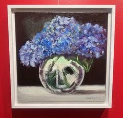 Peinture à l'huile à petite échelle « Blue Hydrangeas » représentant des fleurs, vase transparent, noir à l'arrière