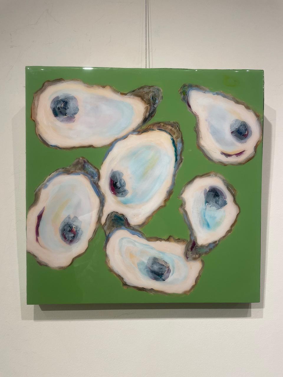 „Brilliant“ Beige und blaue Austern ruhen vor einem leuchtend grünen Hintergrund (Zeitgenössisch), Painting, von Anne Harney