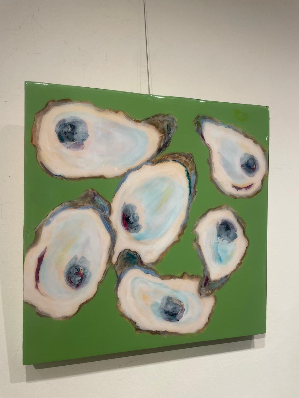 „Brilliant“ Beige und blaue Austern ruhen vor einem leuchtend grünen Hintergrund (Grau), Still-Life Painting, von Anne Harney
