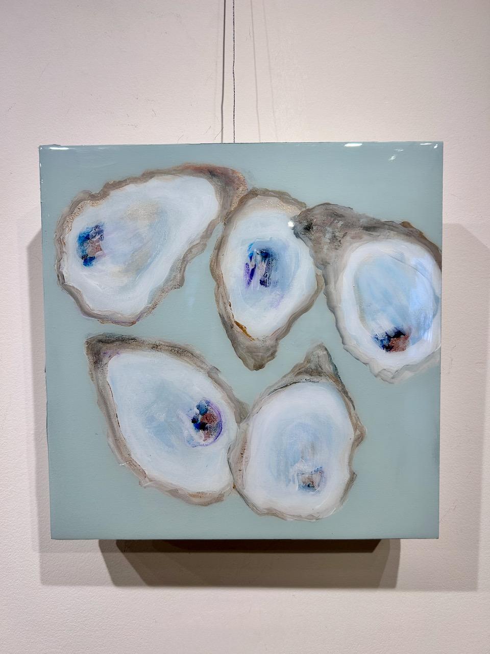Peinture carrée « Heavenly Oysters » représentant six huîtres sur turquoise - Contemporain Mixed Media Art par Anne Harney