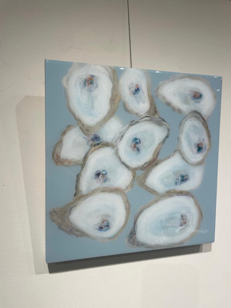 „Mediterranean Oysters“-Kollektion von Austern, geschichtet mit Gold auf Hellblau – Painting von Anne Harney