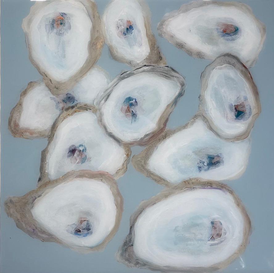 Anne Harney Still-Life Painting – „Mediterranean Oysters“-Kollektion von Austern, geschichtet mit Gold auf Hellblau