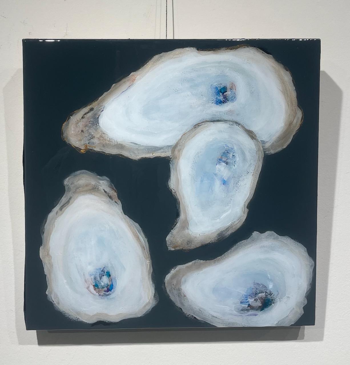 close-up de 4 huîtres enveloppées d'or sur fond bleu marine « Midnight Oysters » - Painting de Anne Harney
