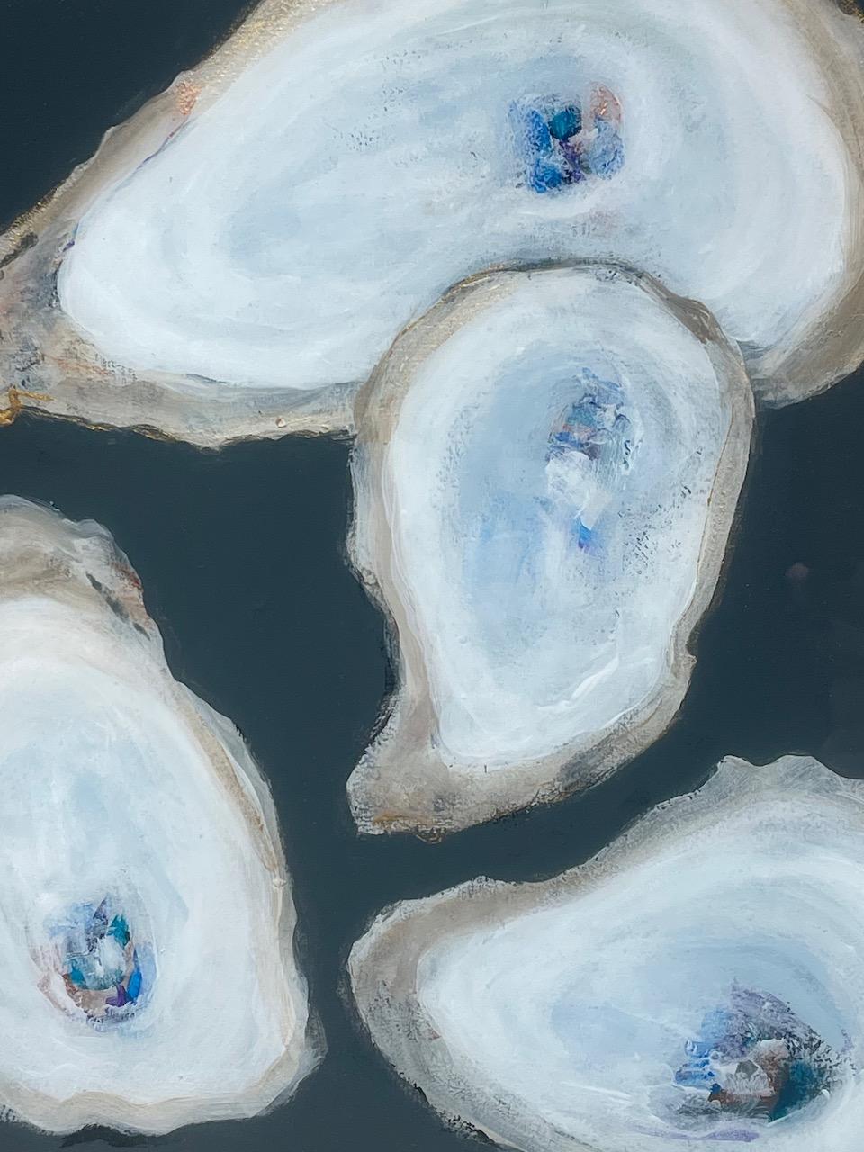 close-up de 4 huîtres enveloppées d'or sur fond bleu marine « Midnight Oysters » - Contemporain Painting par Anne Harney