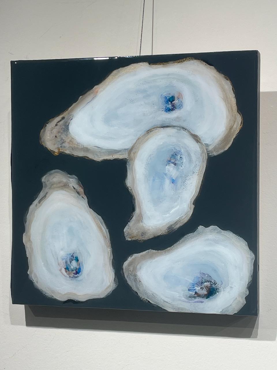 close-up de 4 huîtres enveloppées d'or sur fond bleu marine « Midnight Oysters » - Gris Still-Life Painting par Anne Harney