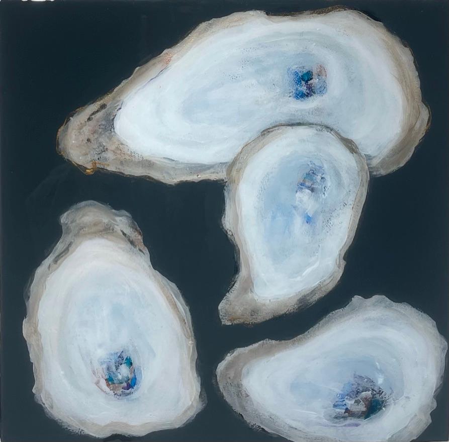 „Midnight Oysters“ Nahaufnahme von 4 in Gold gewickelten Austern vor marineblauem Hintergrund