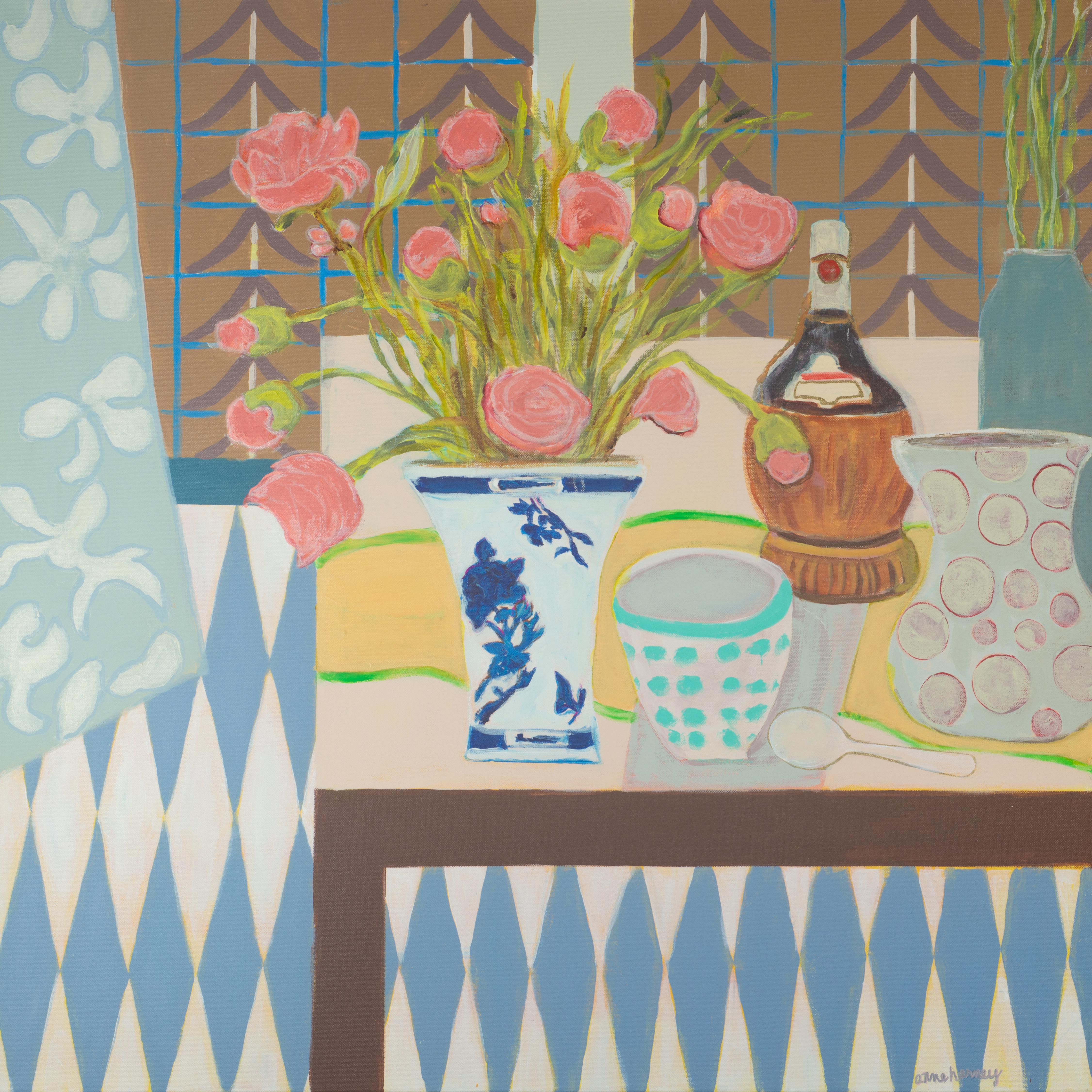 Still-Life Painting de Anne Harney - El jarrón de flores "Mi Limoge" sobre la mesa de la cocina contrasta con los motivos de la casa