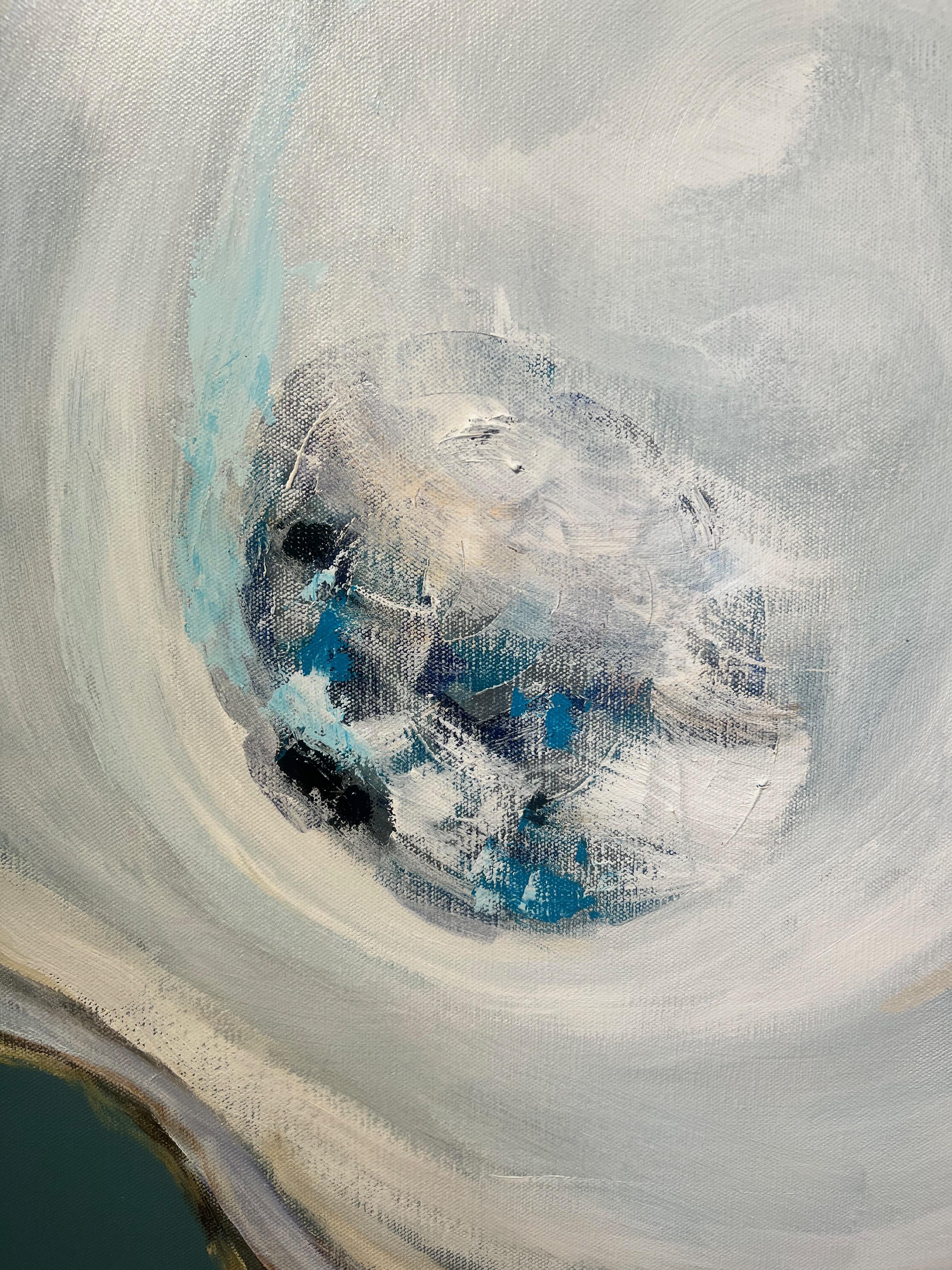 Peinture à l'huile d'un seul huîtres blanc sur fond gris foncé « Oyster Creek » - Gris Still-Life Painting par Anne Harney