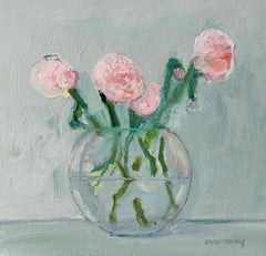 Pivoines roses dans un vase en verre par Anne Harney, peinture florale contemporaine et bleue