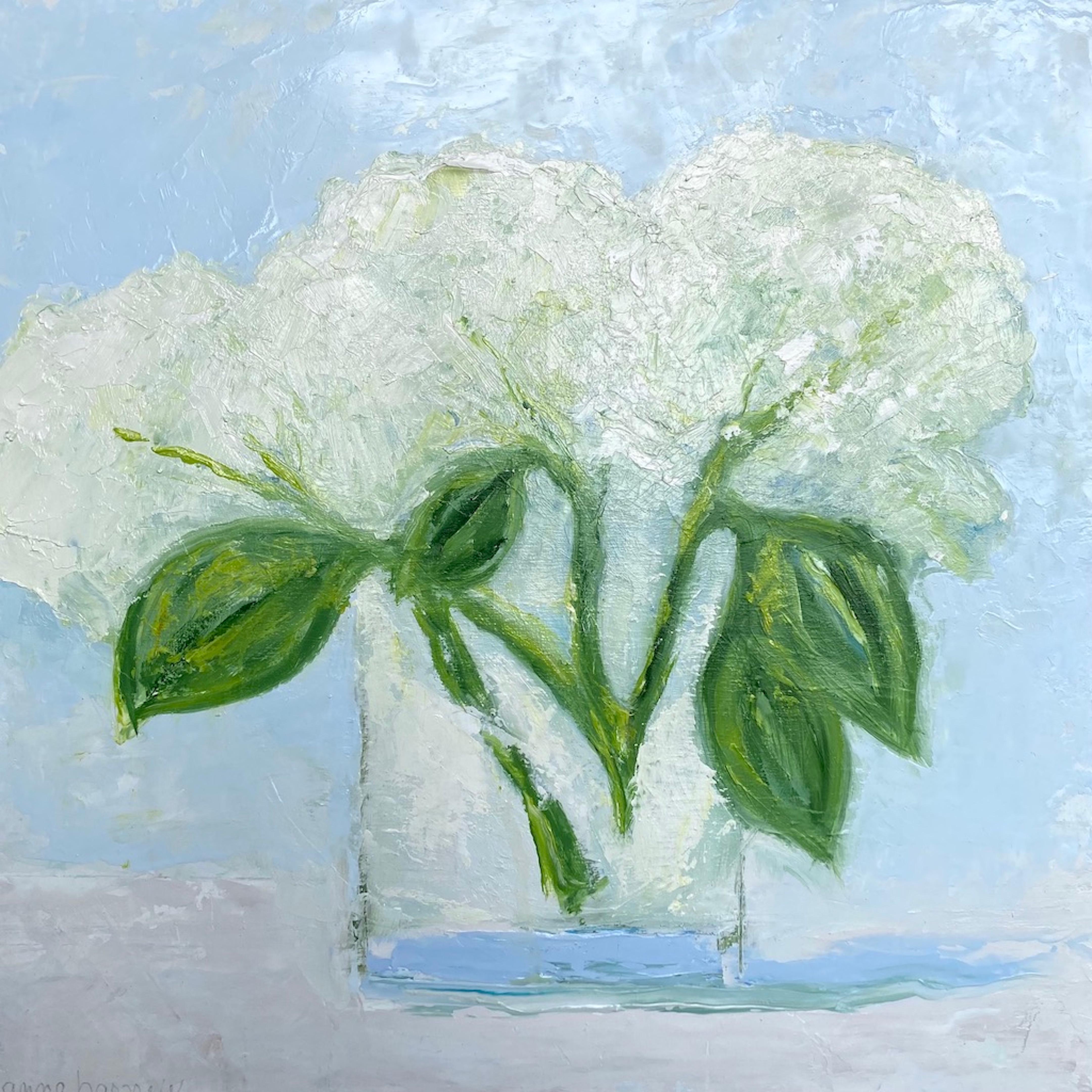 Kleines Ölgemälde „Weiß Hydrangeas“ mit weißen Blumen in klarer Vase