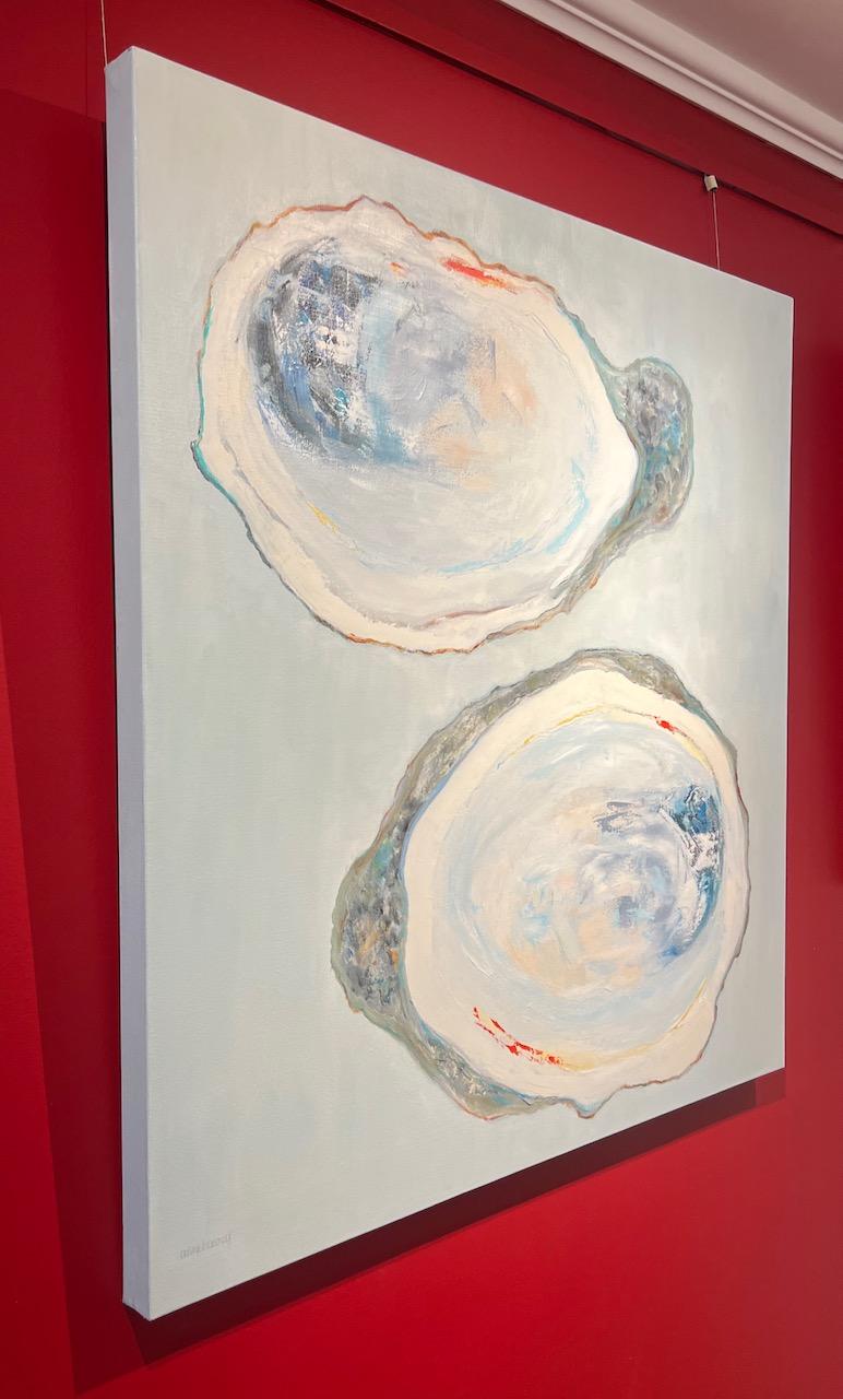 Peinture à l'huile carrée « Wild Bay Oysters » représentant deux huîtres blanches sur fond gris - Painting de Anne Harney