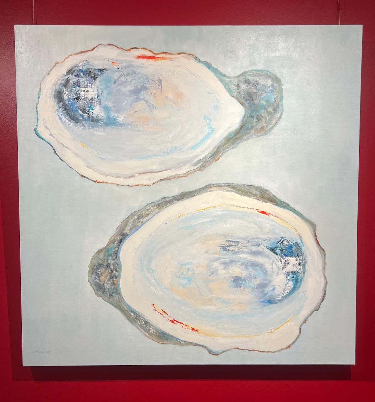 Peinture à l'huile carrée « Wild Bay Oysters » représentant deux huîtres blanches sur fond gris - Gris Still-Life Painting par Anne Harney