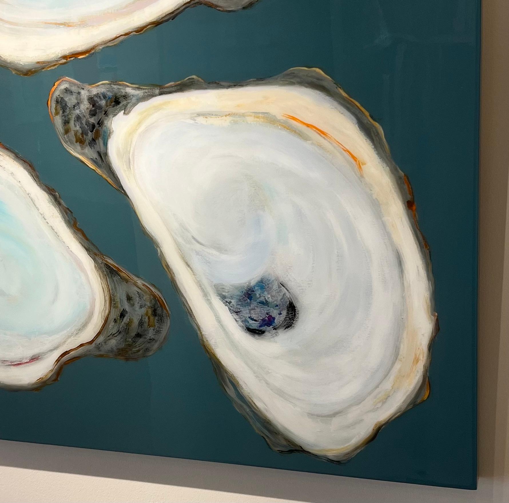 Peinture technique mixte « Wild Oysters » représentant 3 huîtres blanches sur fond gris foncé - Painting de Anne Harney