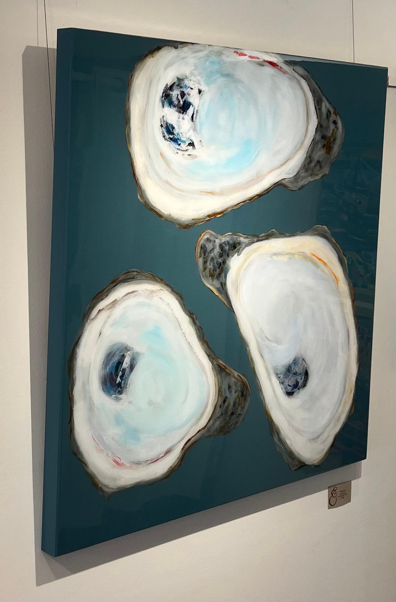 Peinture technique mixte « Wild Oysters » représentant 3 huîtres blanches sur fond gris foncé - Gris Still-Life Painting par Anne Harney