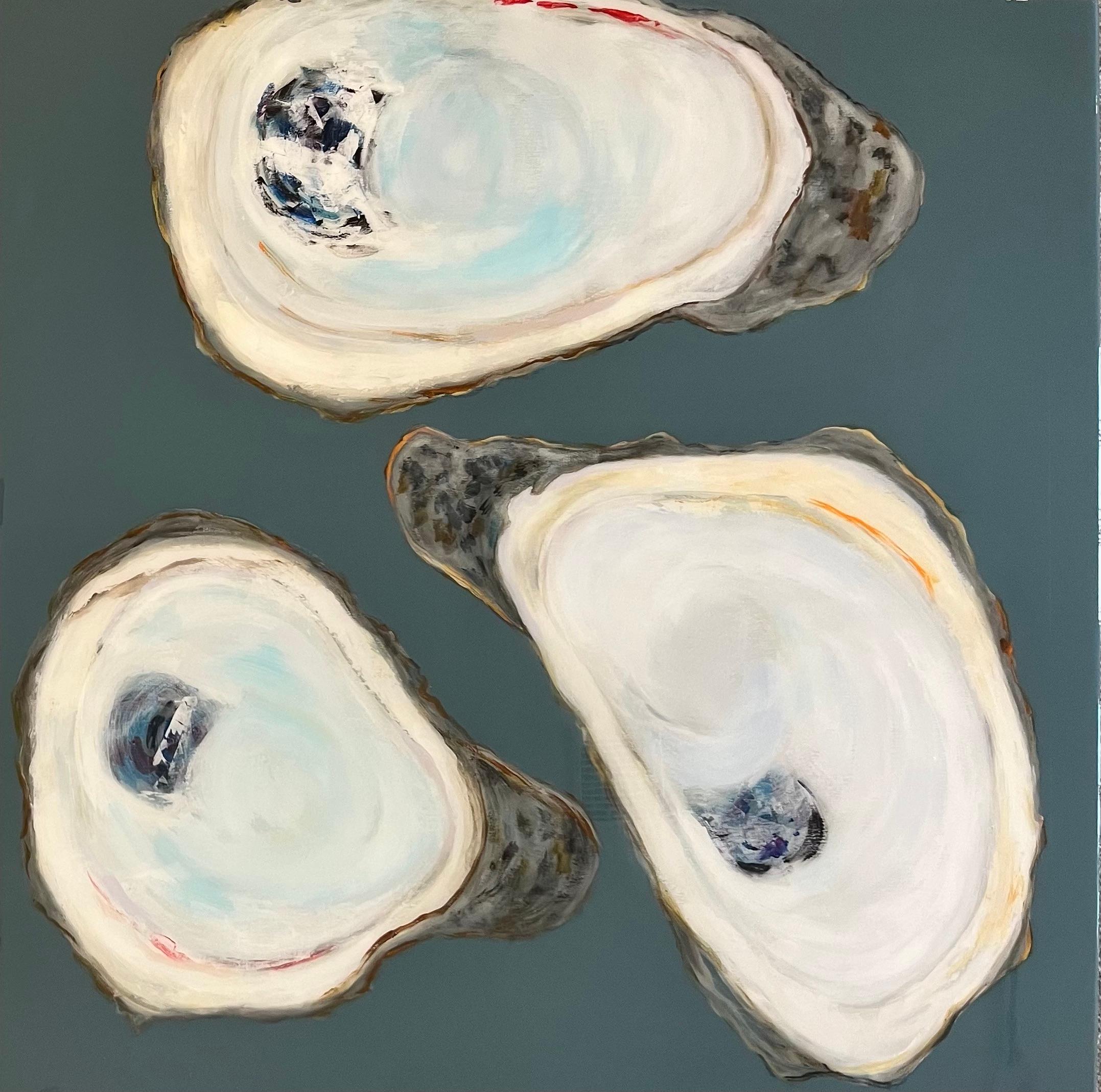 Still-Life Painting Anne Harney - Peinture technique mixte « Wild Oysters » représentant 3 huîtres blanches sur fond gris foncé
