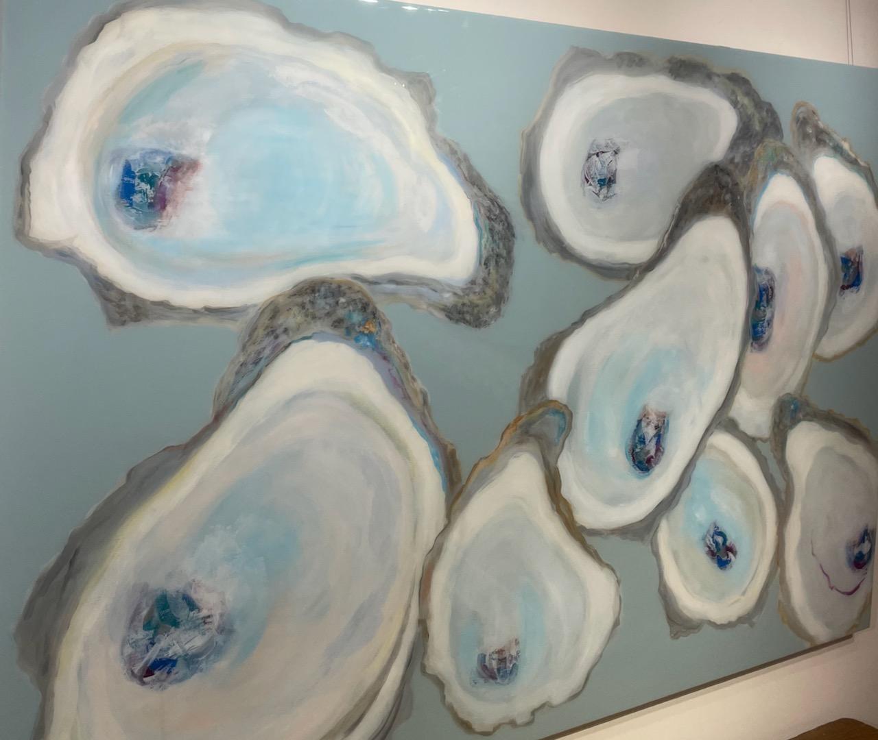 Le velours « Wild Oysters » de neuf huîtres brille dans des tons bleus, violets et blancs - Painting de Anne Harney