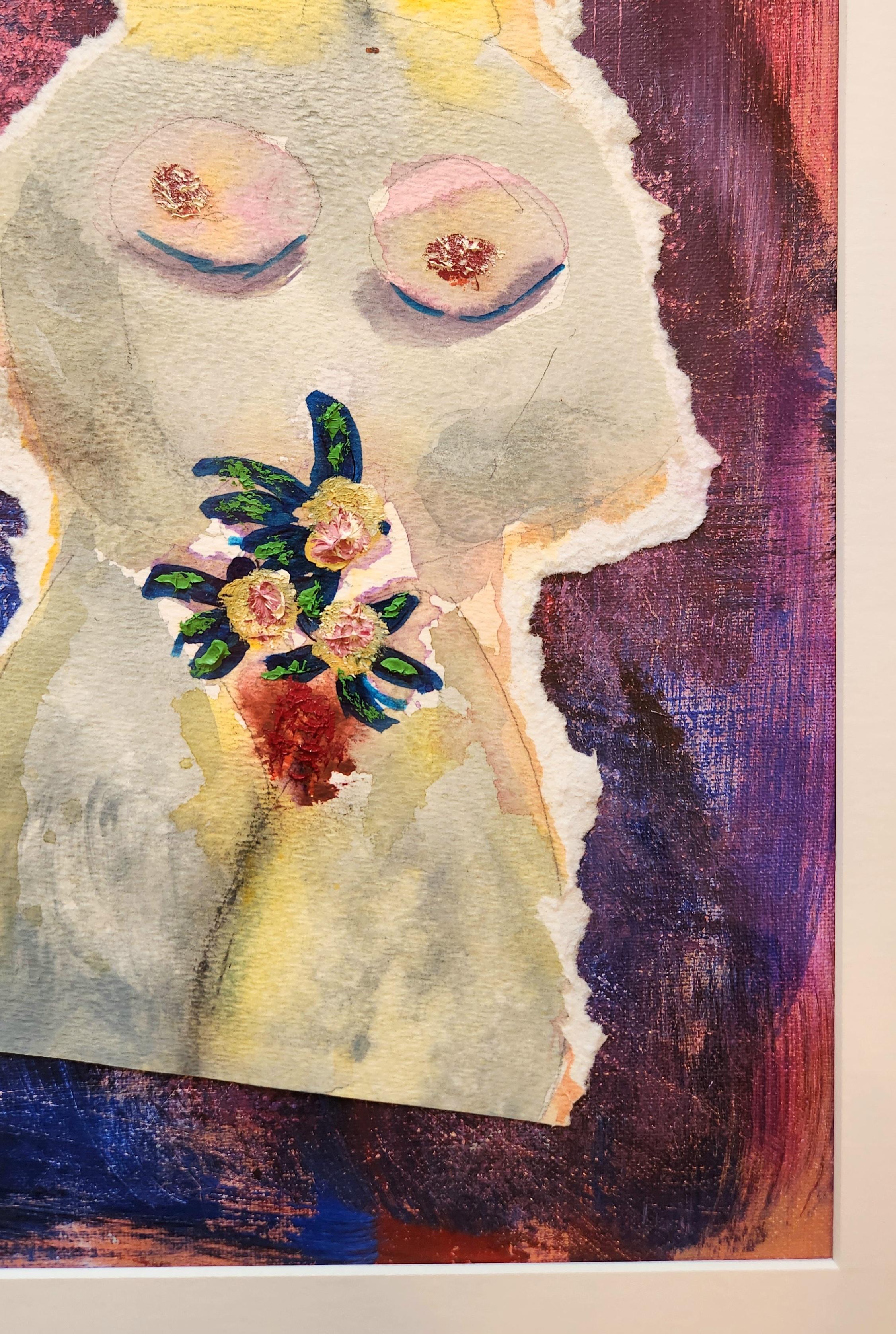 Dieses farbenfrohe Gemälde in Mischtechnik zeigt eine nackte Frau mit blondem Haar, die Blumen hält. Der Hintergrund des Gemäldes besteht aus einer Mischung aus Blau-, Lila-, Rosa- und Orangetönen, die dem Bild eine energischere Note verleihen. Das