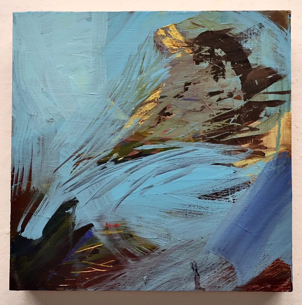 Anne Johnstones 12 x 12 Zoll großes abstraktes Gemälde pulsiert mit dynamischer Energie durch schwungvolle Pinselstriche und kräftige Farbkontraste. Der kühle blaue Hintergrund reicht von sanftem Himmelblau bis zu leuchtendem Azurblau und schafft