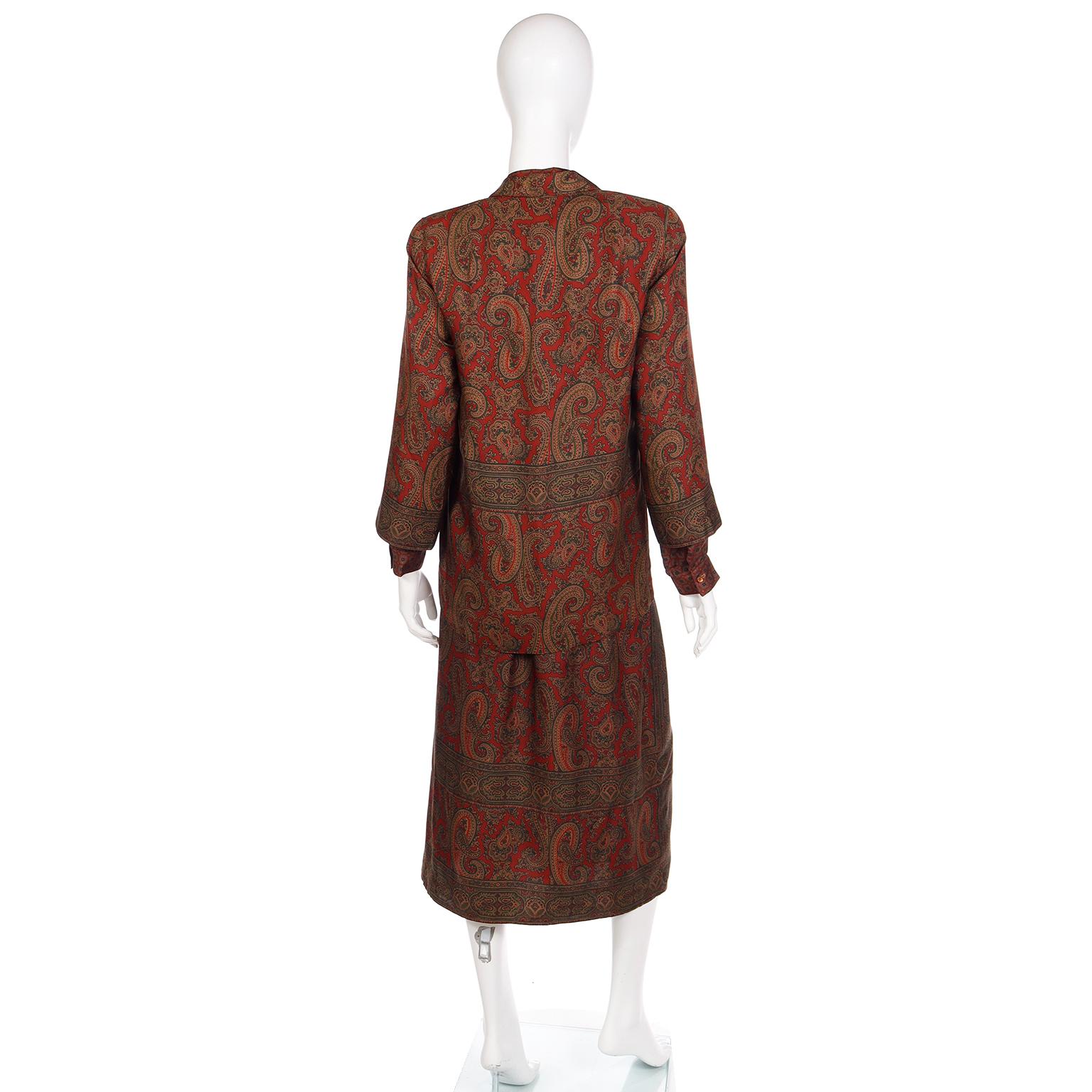 Anne Klein Ensemble 3 pièces chemisier, veste et jupe en soie bordeaux à imprimé cachemire, années 1970 Pour femmes en vente