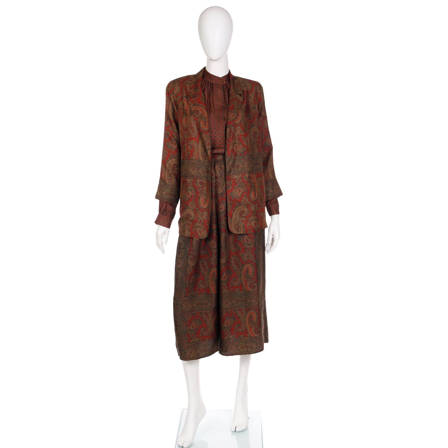 Anne Klein Ensemble 3 pièces chemisier, veste et jupe en soie bordeaux à imprimé cachemire, années 1970 en vente 1