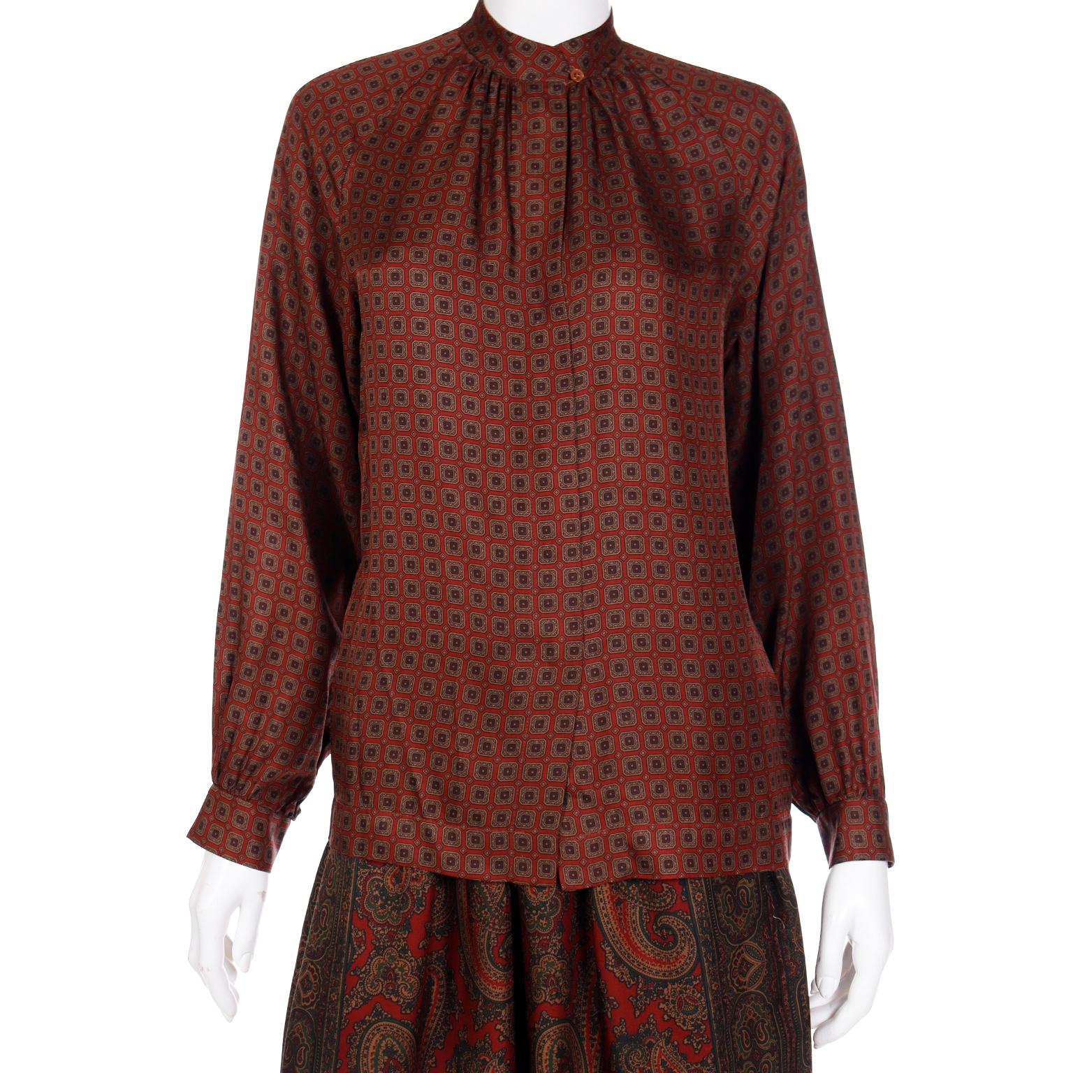 Anne Klein Ensemble 3 pièces chemisier, veste et jupe en soie bordeaux à imprimé cachemire, années 1970 en vente 4