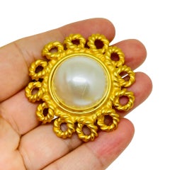 ANNE KLEIN AK vintage signed gold tone faux pearl designer brooch