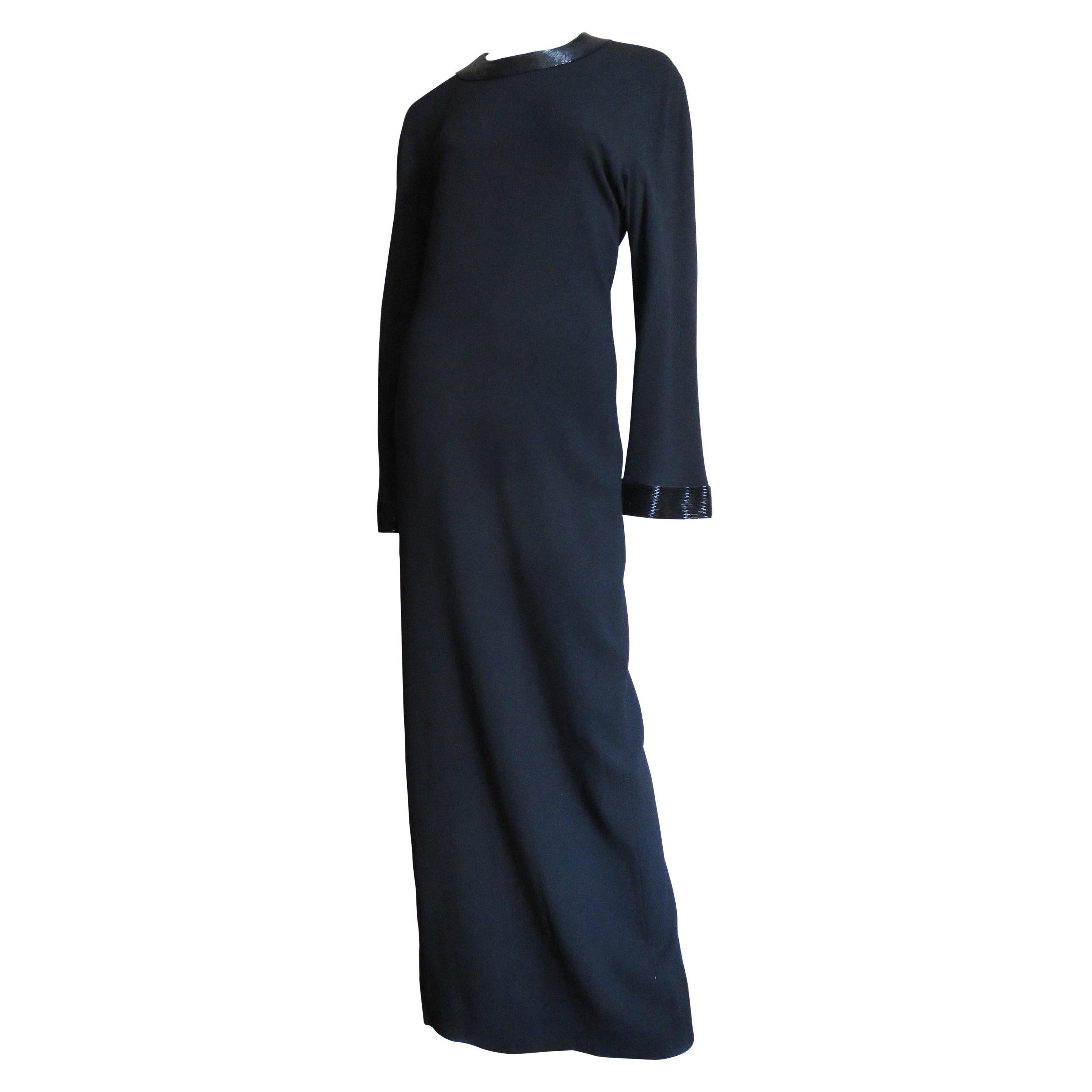 Anne Klein Säulenkleid mit Glockenärmeln und Perlenbesatz 1990er Jahre im Angebot