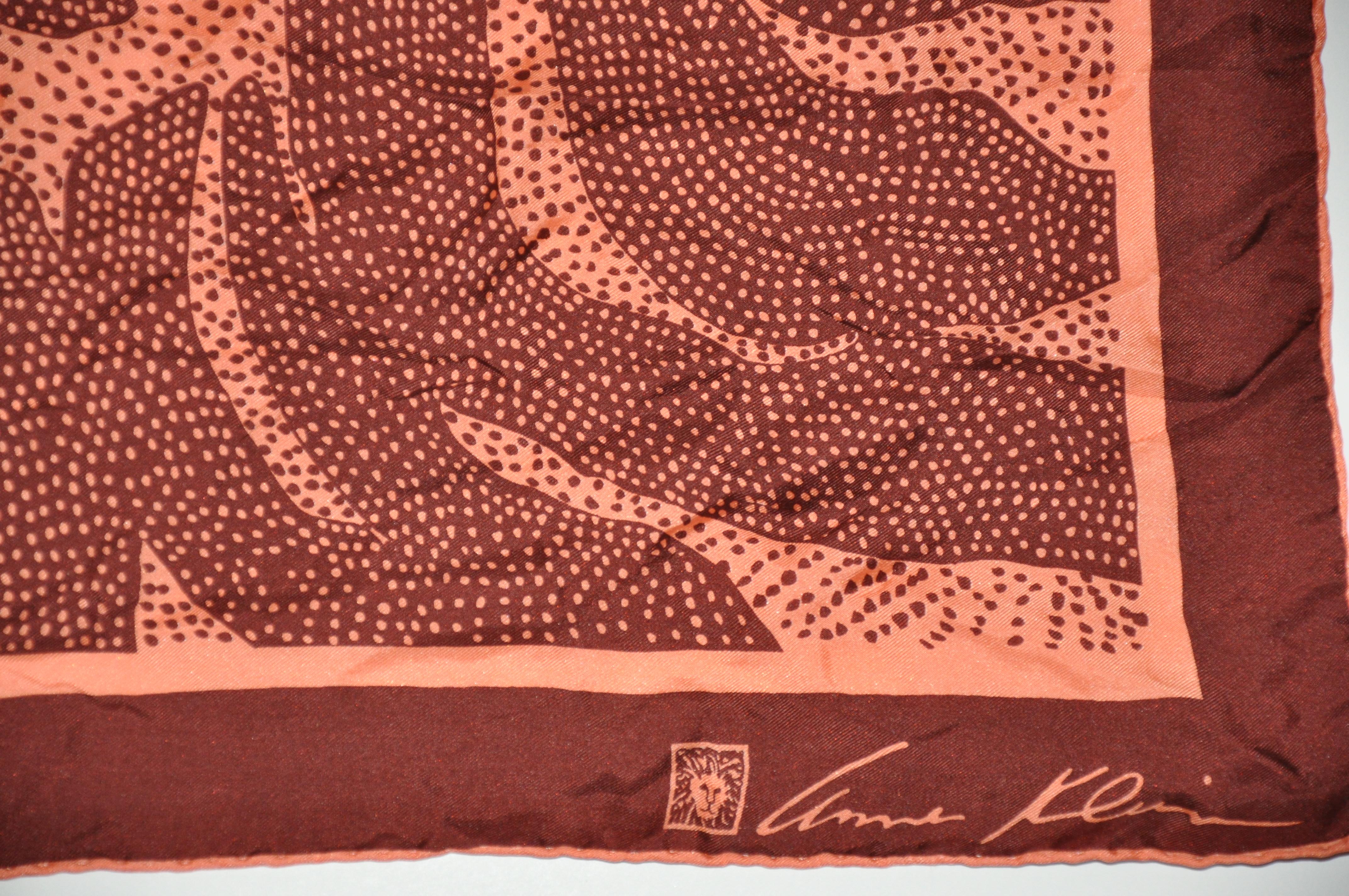      Écharpe en soie corail et marron avec logo Anne Klein pour Robinson & Golluber, bords roulés à la main, mesure 26 pouces par 26 pouces. Fabriqué au Japon.