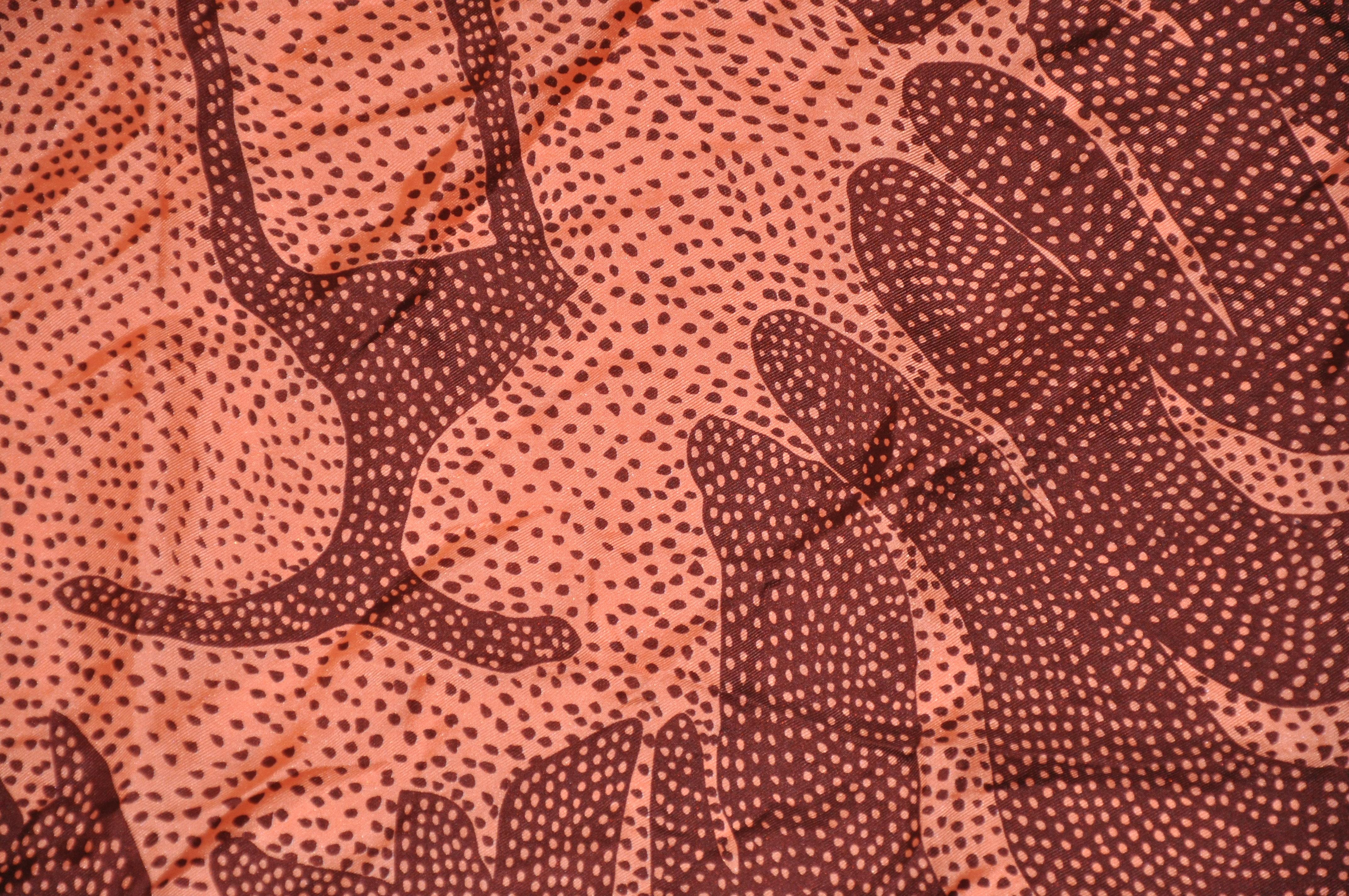 Écharpe en soie avec logo Signature Coral & Brown Anne Klein for Robinson & Golluber Bon état - En vente à New York, NY