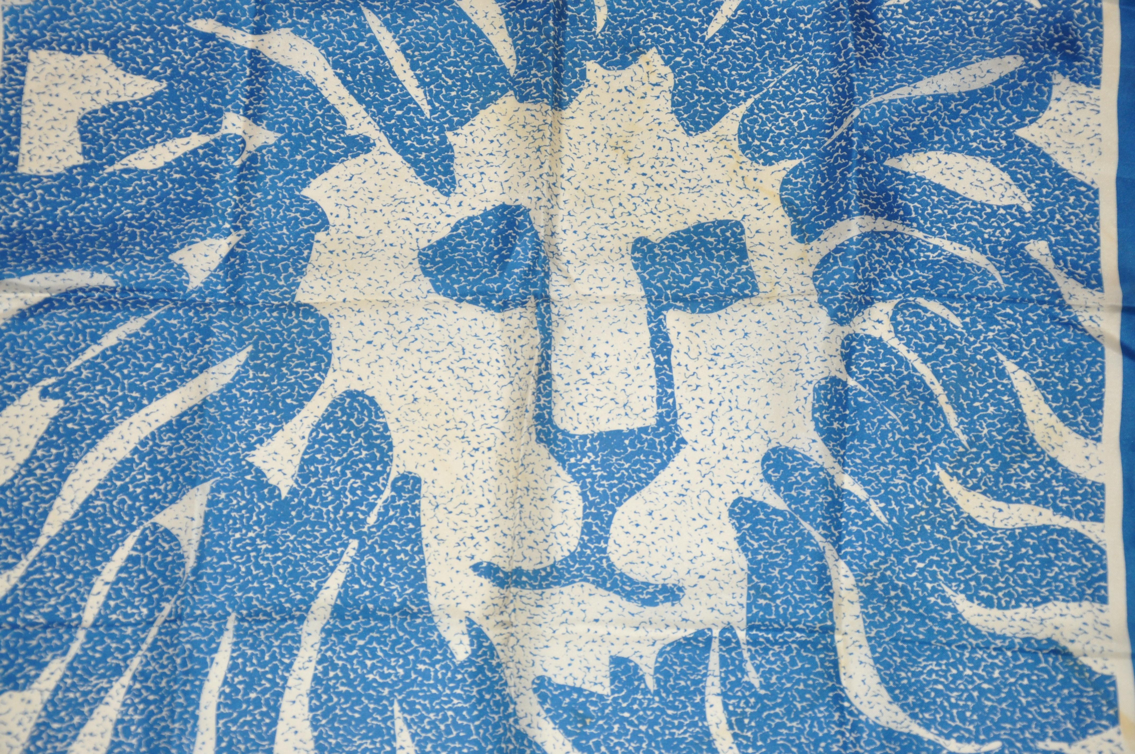      Anne Klein für Robinson & Golluber lapisblauer und elfenbeinfarbener Logo-Seidenschal mit handgerollten Kanten, Maße: 26 x 26 cm. Hergestellt in Japan.