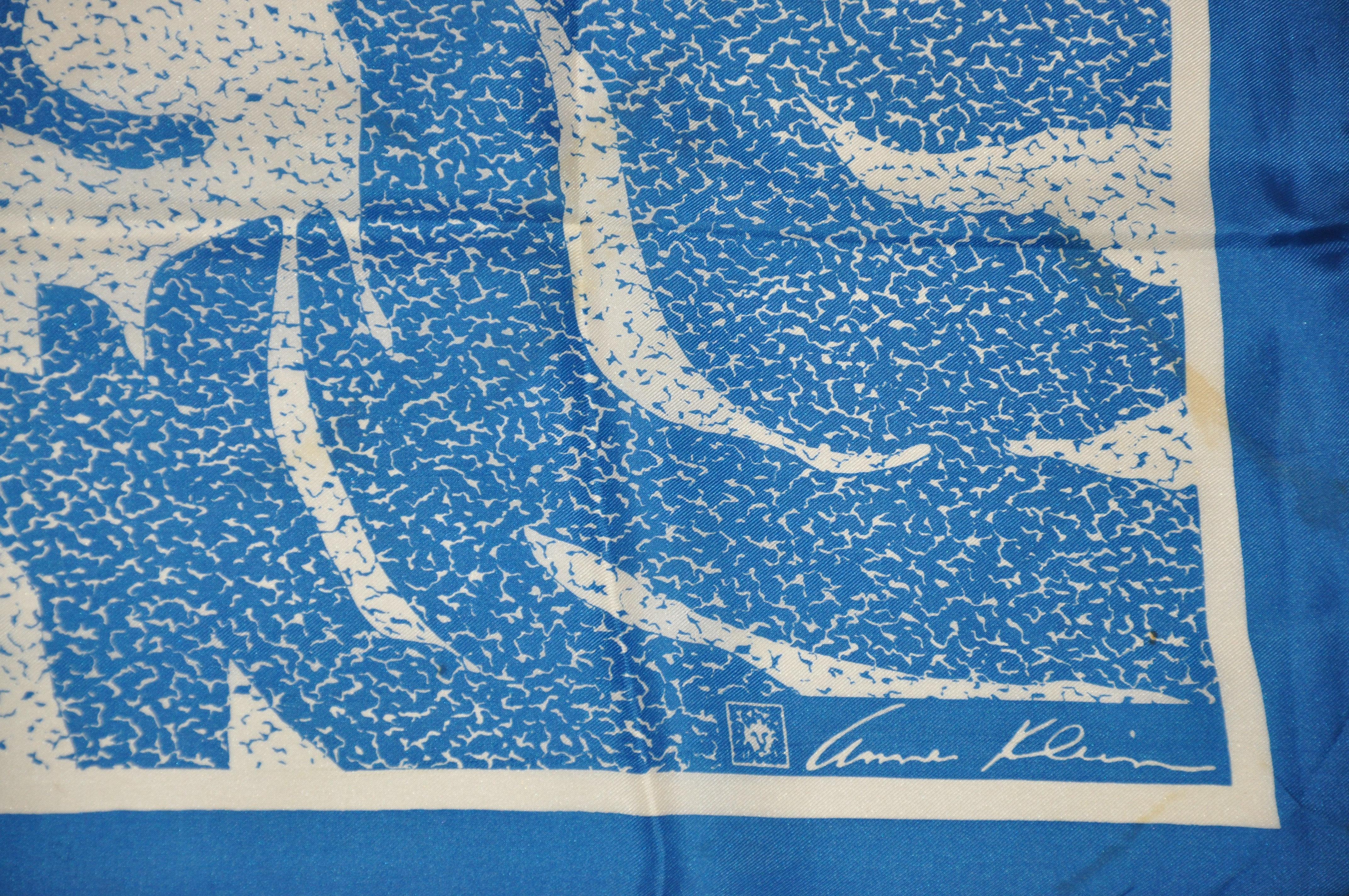 Bleu Anne Klein pour Robinson & Golluber - Écharpe en soie bleu lapis et ivoire avec logo signature en vente