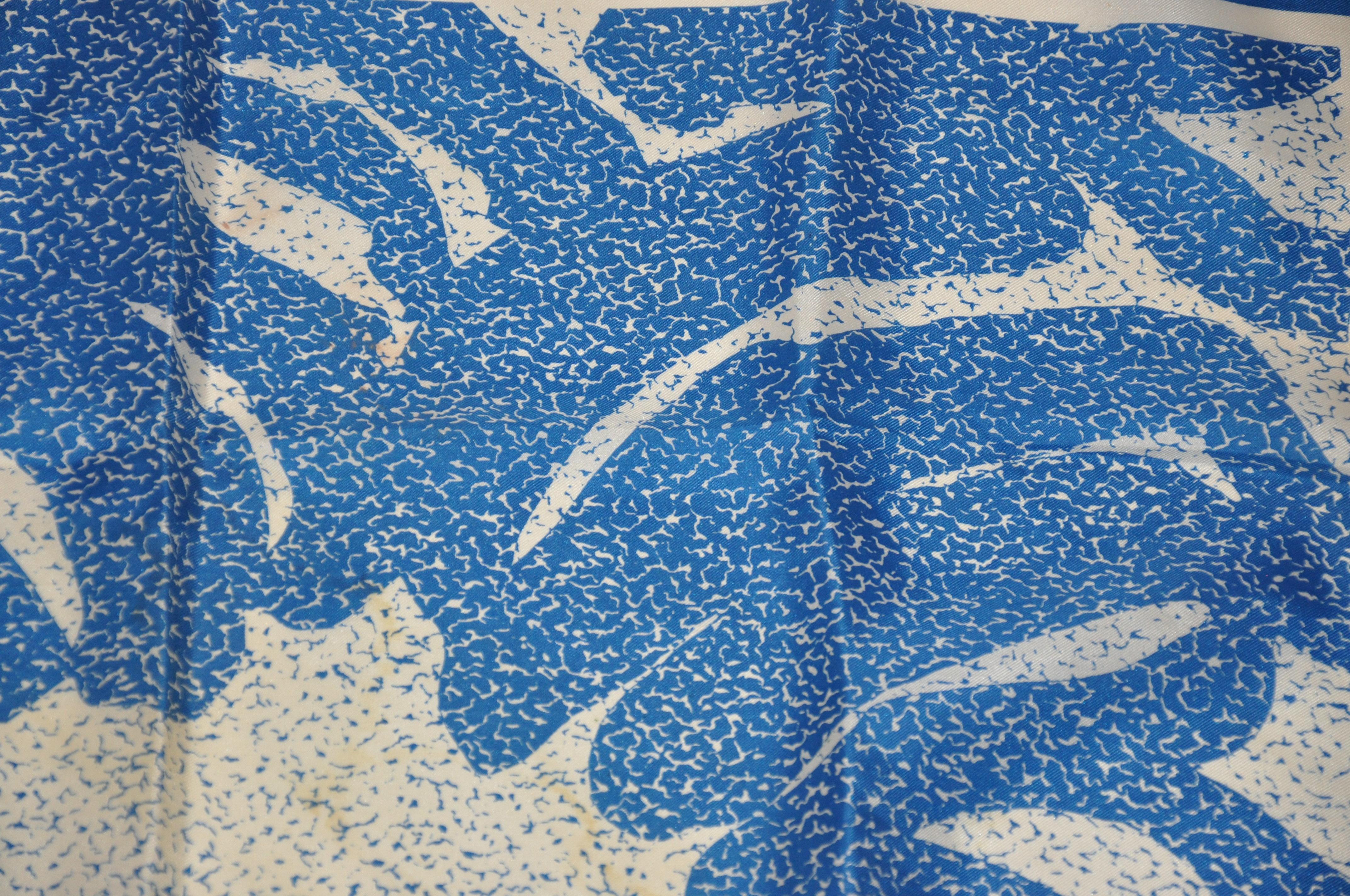 Anne Klein pour Robinson & Golluber - Écharpe en soie bleu lapis et ivoire avec logo signature Bon état - En vente à New York, NY