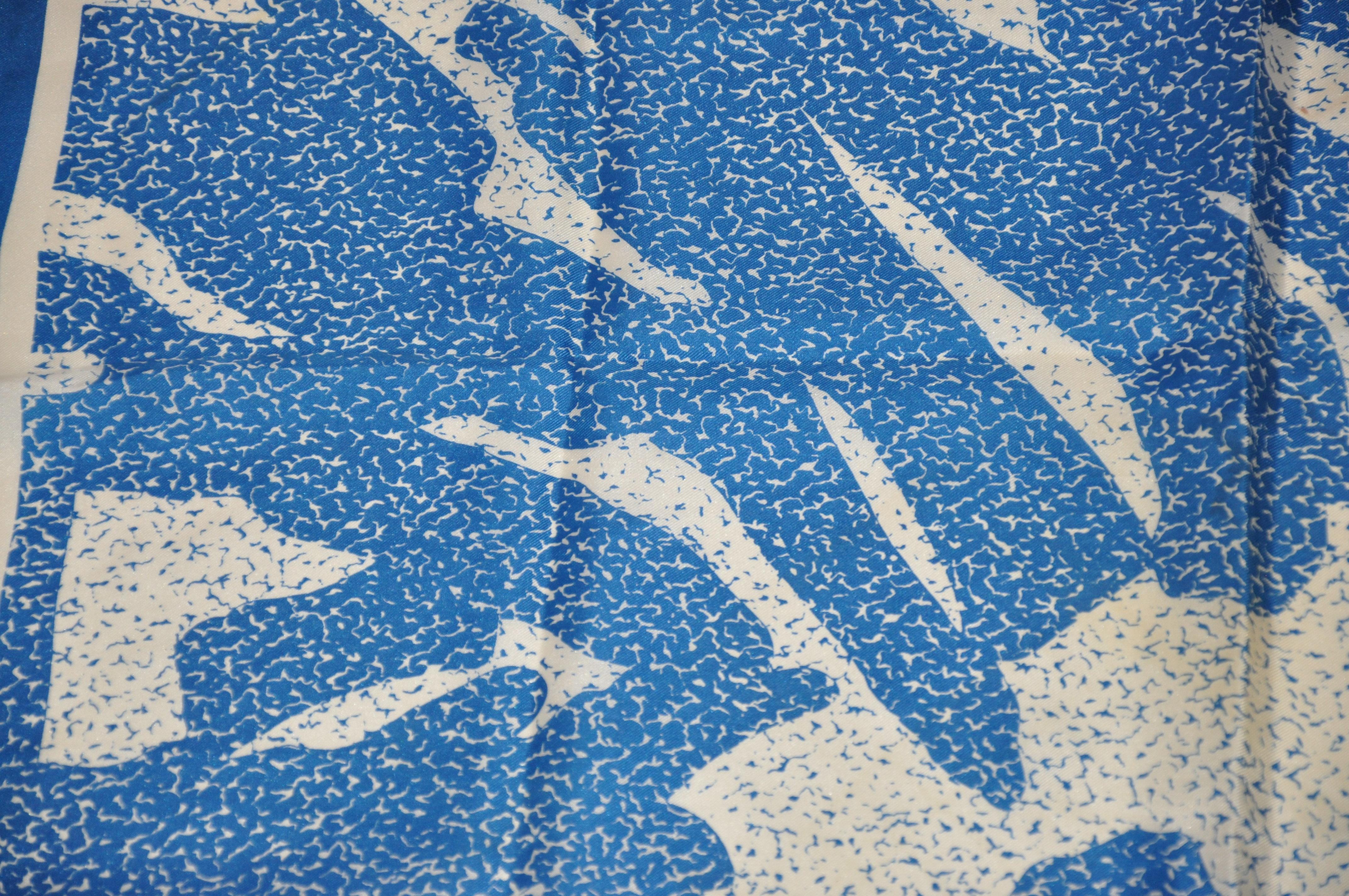 Anne Klein pour Robinson & Golluber - Écharpe en soie bleu lapis et ivoire avec logo signature Unisexe en vente