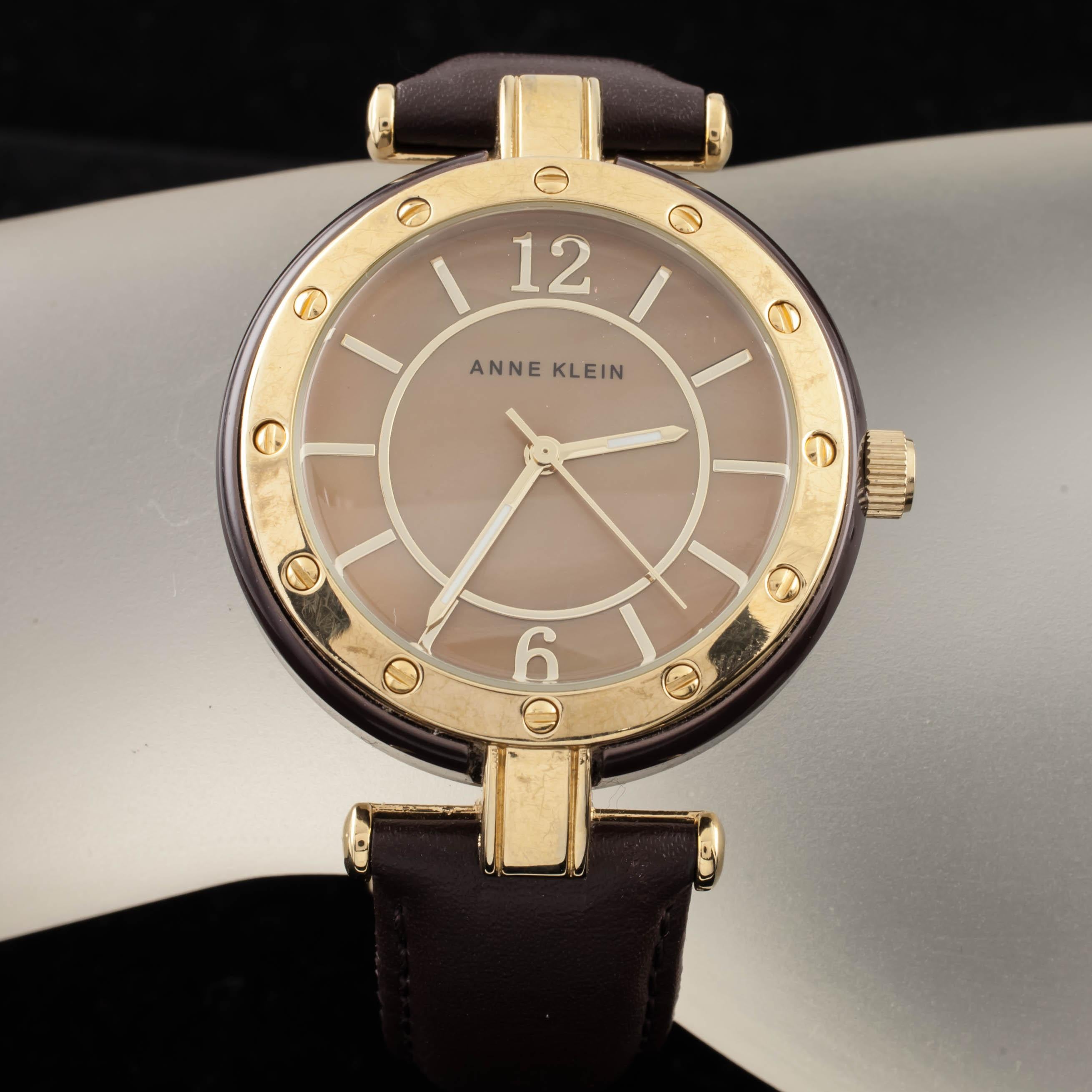 Quartz movement # Y121E.
Case # 10/9994.
Weight: 36.7 grams.
Does not include the original box or papers.
This watch is guaranteed authentic.
One year warranty included with purchase.

Stainless steel case with gold-plated bezel and lugs.
Diameter: