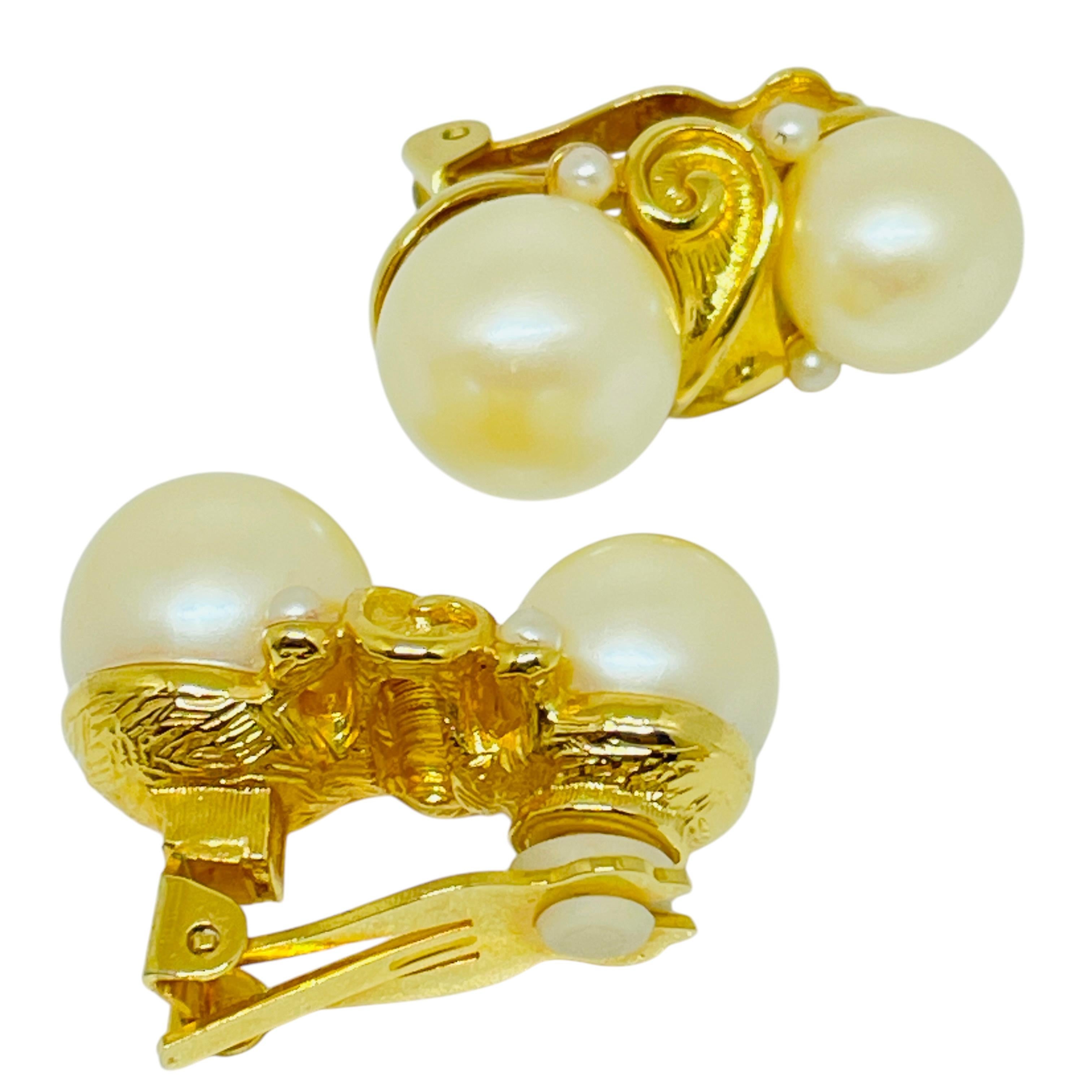 ANNE KLEIN Goldton Kunstperle massiv Designer etruskischen Stil Clip auf Ohrringe im Zustand „Gut“ im Angebot in Palos Hills, IL