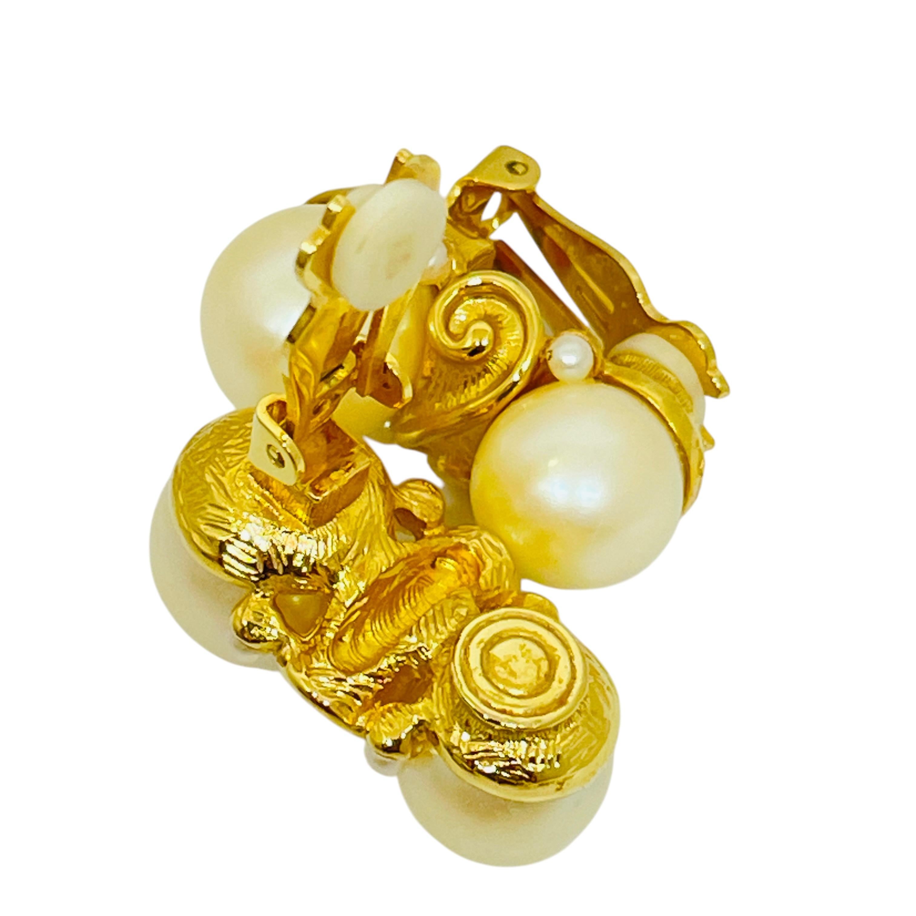 ANNE KLEIN Goldton Kunstperle massiv Designer etruskischen Stil Clip auf Ohrringe Damen im Angebot