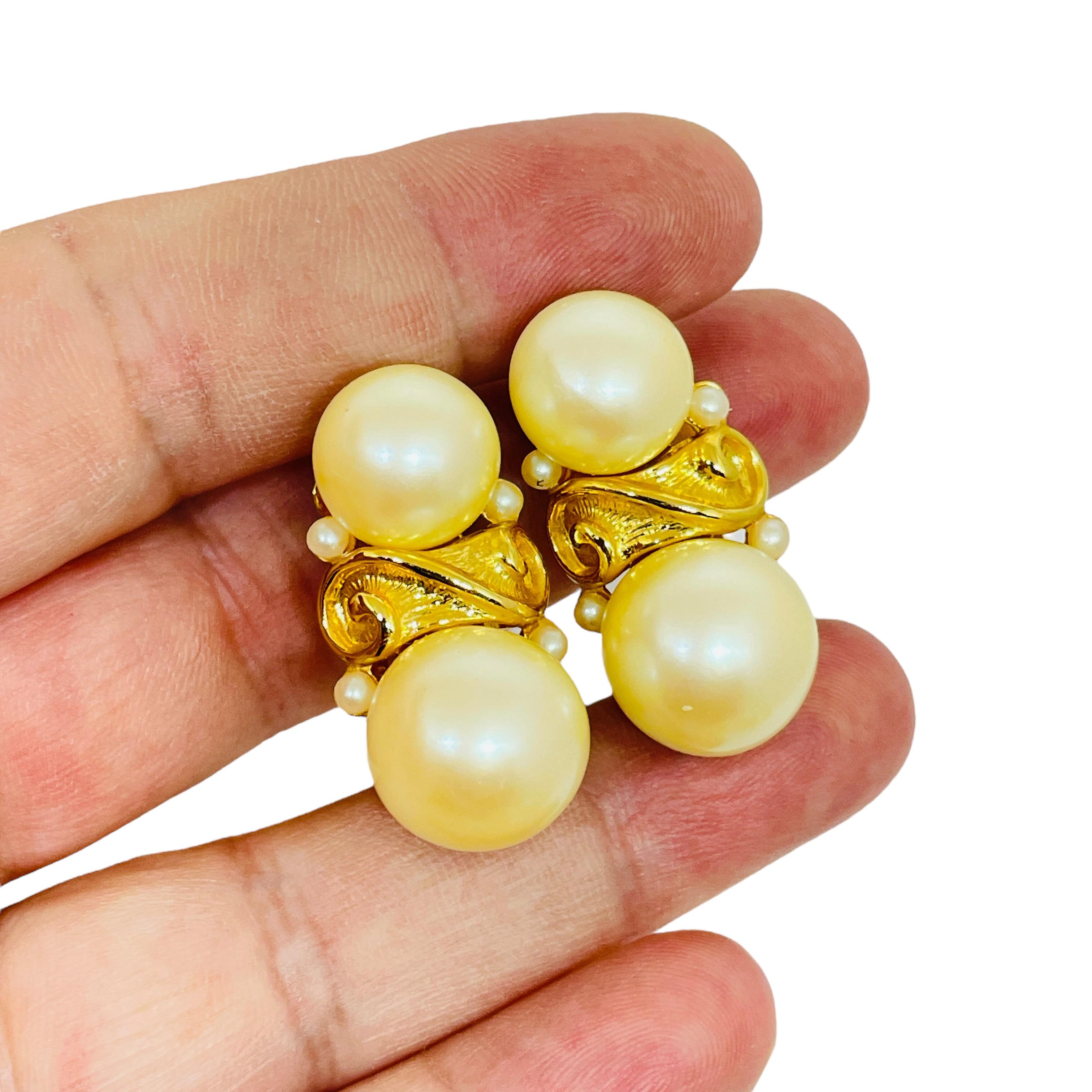 ANNE KLEIN Goldton Kunstperle massiv Designer etruskischen Stil Clip auf Ohrringe im Angebot 1