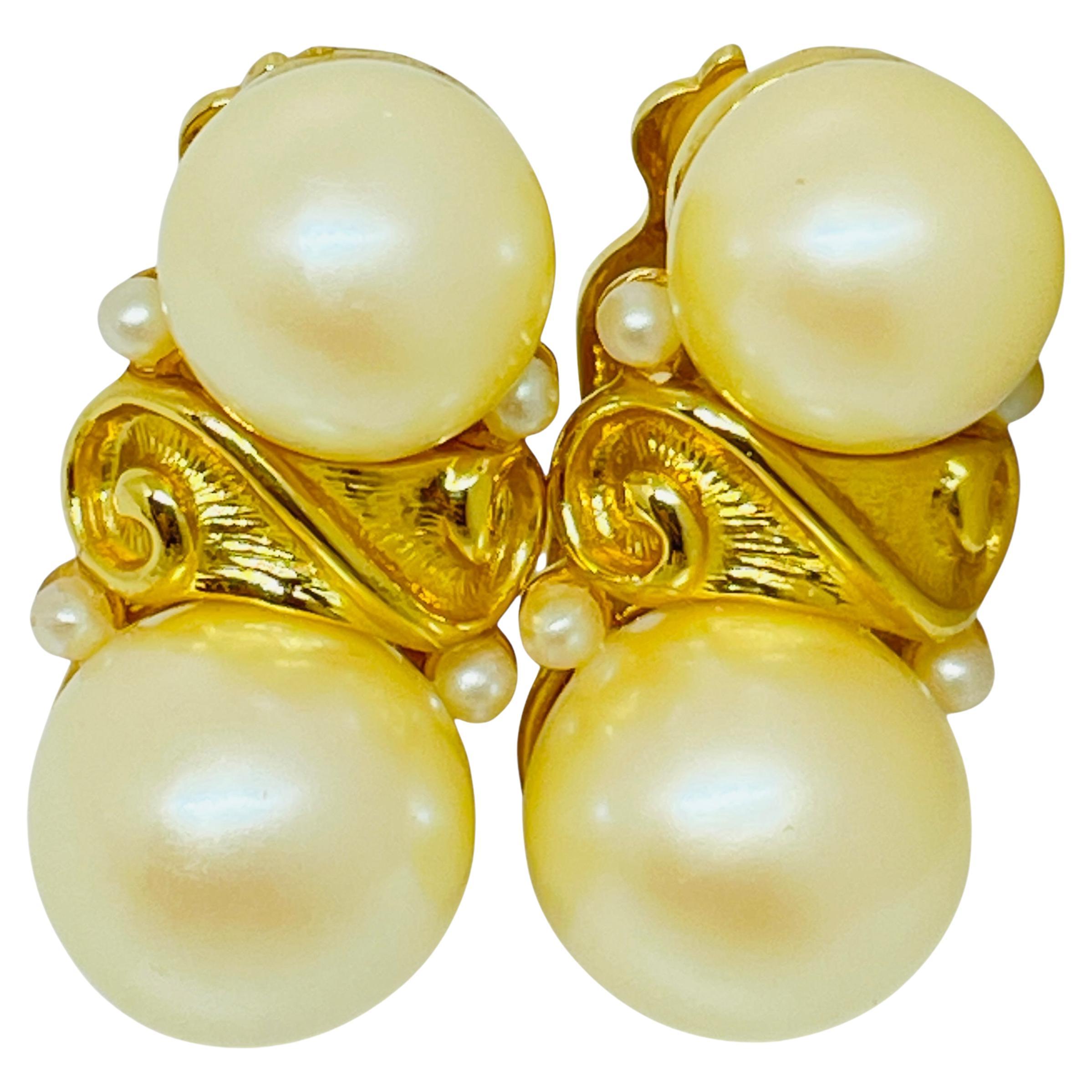 ANNE KLEIN Goldton Kunstperle massiv Designer etruskischen Stil Clip auf Ohrringe im Angebot
