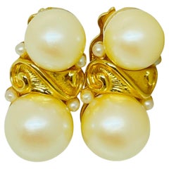 ANNE KLEIN Goldton Kunstperle massiv Designer etruskischen Stil Clip auf Ohrringe
