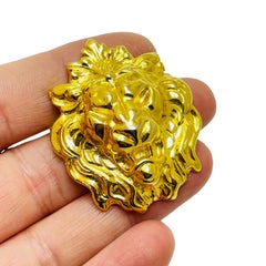 ANNE KLEIN  Broche tête de lion en or pour défilé